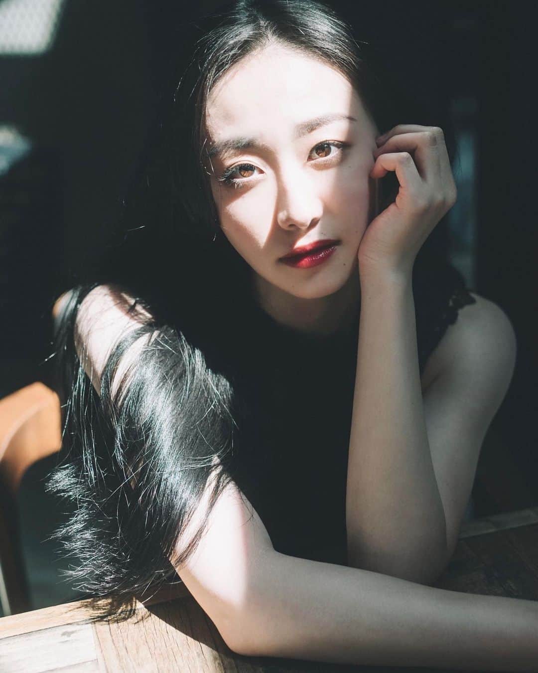 天野真彩のインスタグラム：「🖤 『Light and shadow』」