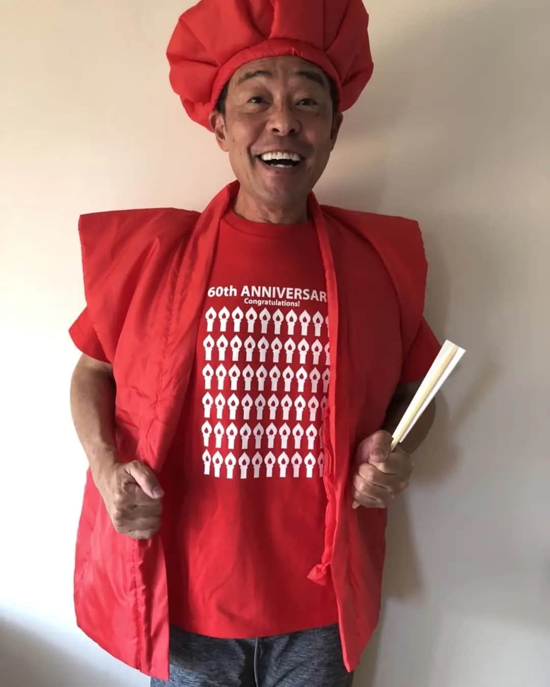 光石研のインスタグラム：「遠藤さーん‼️ありがとうございます😭😭✌️お互い還暦✌️ まだまだ頑張りましょうねー✌️  @enken.enstower  ※遠藤さんから還暦SET頂きました！  【by 光石】」