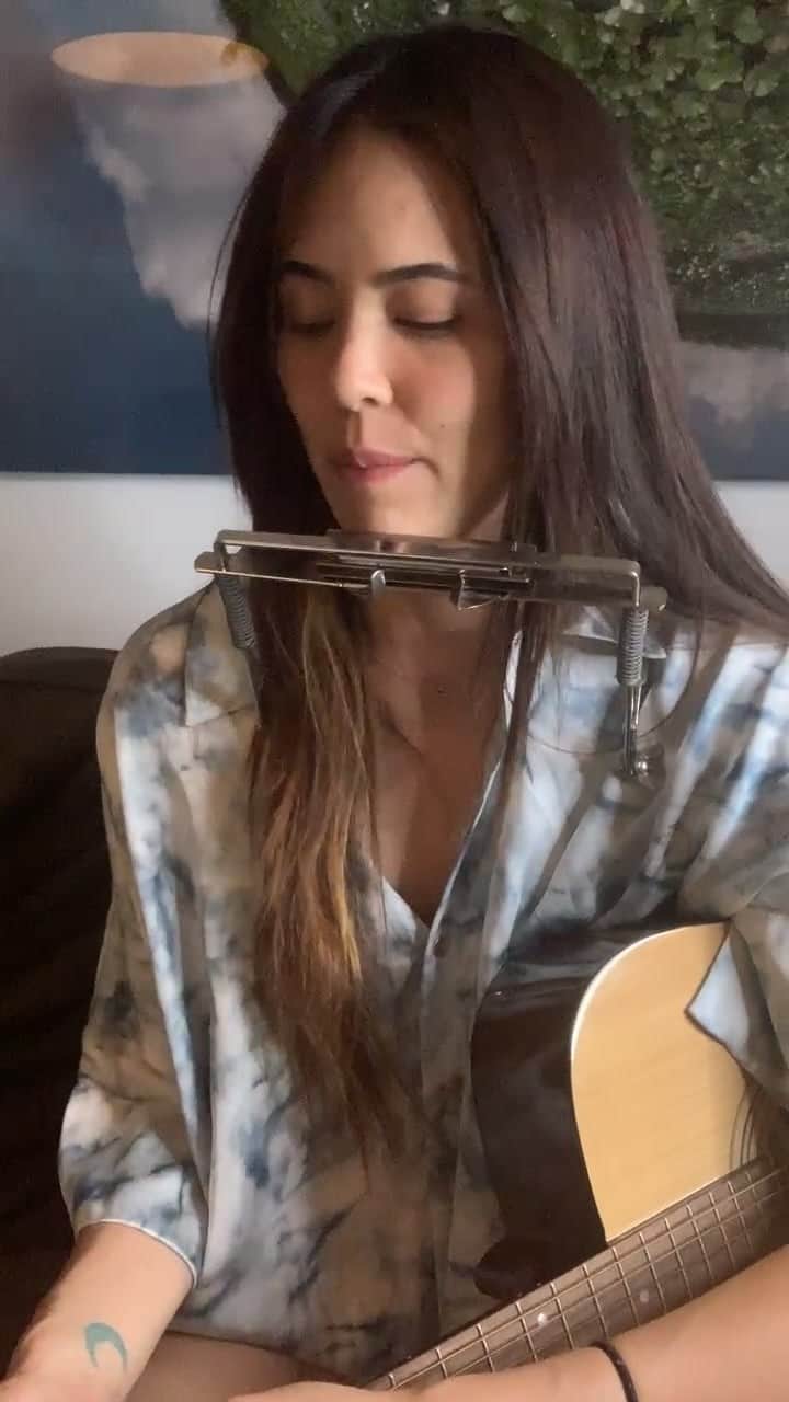 プリシラ・アーンのインスタグラム：「Wearing my favorite @midnightbakeryintimates, playing sleepy time songs…. 💙」