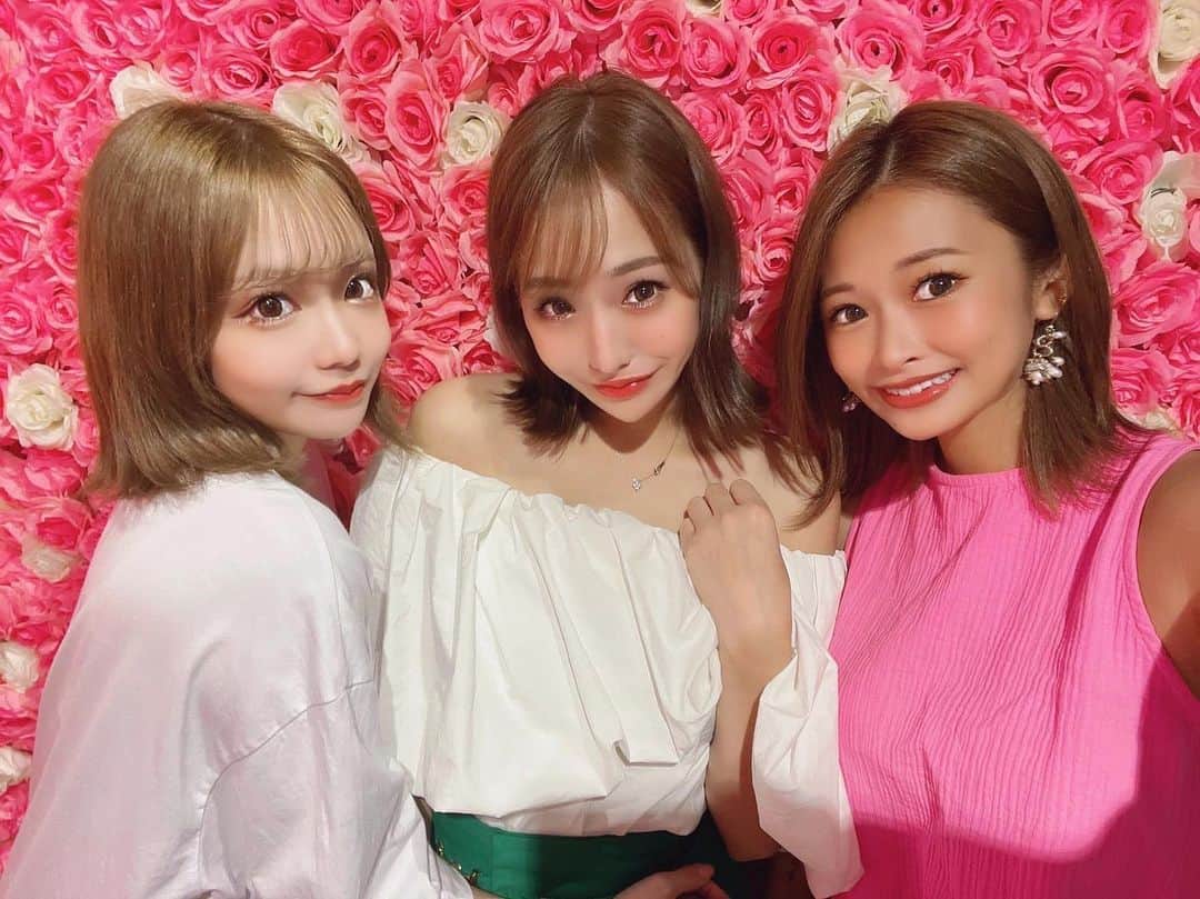 桜木せりなのインスタグラム：「ピンで撮るより三人で撮る写真の方が多いかもしれない👩‍👩‍👧💭 . . . #三姉妹 #名古屋 #錦 #錦3 #salondegold #キャバクラ  #キャバ嬢 #クラブ  #ニュークラブ #ラウンジ #自撮り #シャンパン #歌舞伎町 #六本木 #銀座 #北新地  #ミナミ #中洲 #すすきの #followforfollowback #いいね #followｍe #follow #かわいい #instalike #instagood #likesforlike  #いいね返し」