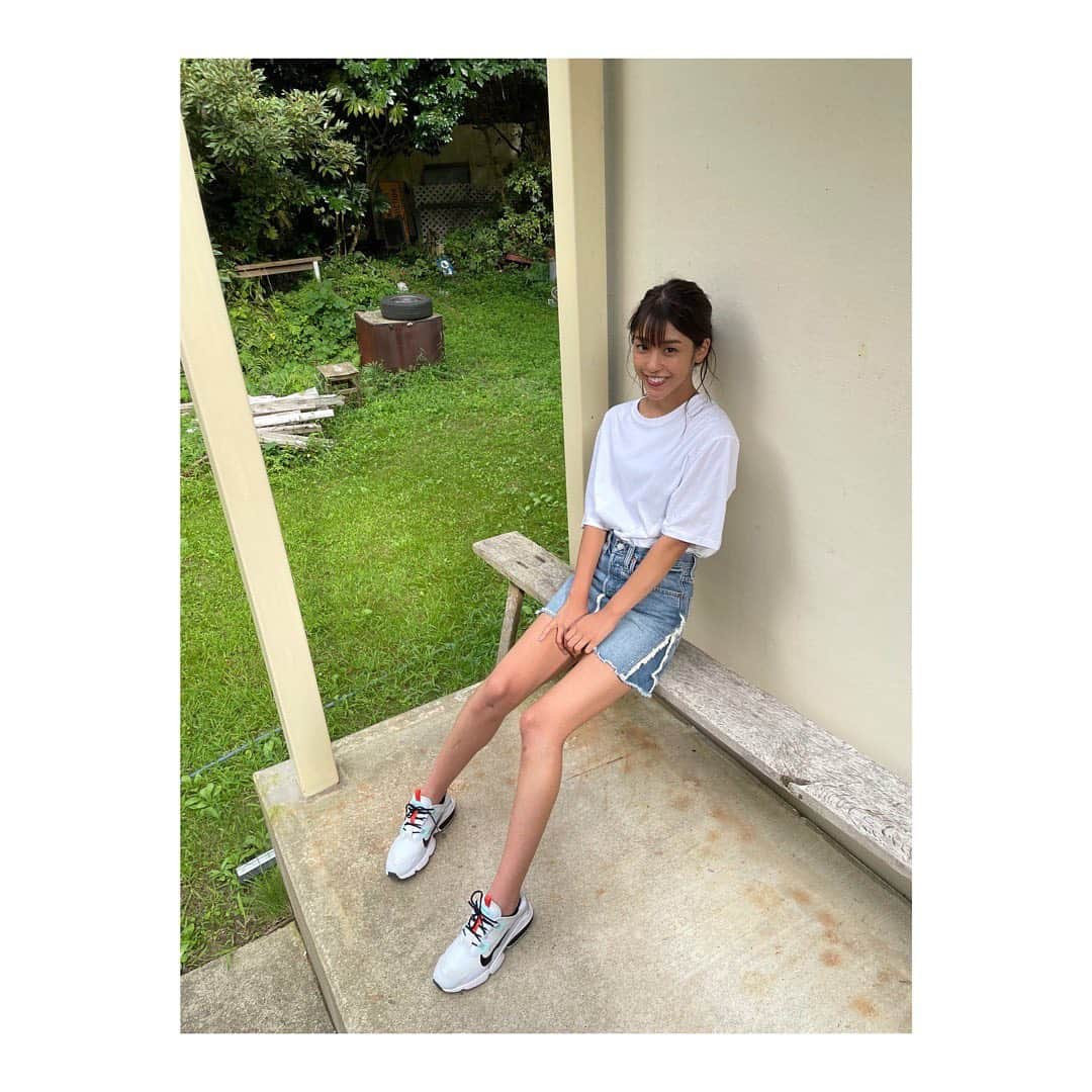 岡副麻希さんのインスタグラム写真 - (岡副麻希Instagram)「. ことしの夏、新調してよかったもののひとつ， ゆるりと着たくてＭサイズにしたユニクロの白T🤠🤍🌿  そろそろ長袖にバトンタッチかなあ〜 楽しみにしてた中秋の名月も あっという間に過ぎちゃった！！🌕🍡🐰 はやい〜！🐰🐰🐰 ⁡ ⁡ #ひさしぶりに #まとめ髪にしてもらいました #UNIQLO#白Tコーデ #2021夏 ⁡ ⁡ ⁡」9月25日 16時31分 - maki_okazoe_official