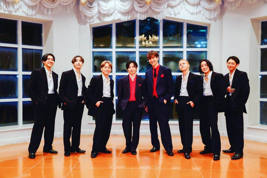Show-heyのインスタグラム：「| @w_indsofficial  11月24日に発売される『20XX”We are”』 より『Strip』 のMVに参加させて頂きました！ めちゃくちゃかっこいいMVになってたぁ〜！ 是非ご覧下さい！  振り付けは売れっ子金髪GANMIされまくりchoreographer @sota_ganmi   dancerは 元野球部 @sunchang_ganmi  元野球部 @masatoo1002  金髪坊主 @masa0410money  名古屋男 @daiki_ohta_  最速眼鏡 @kooouya_ganmi  中年年長 @showhey198366   そして  最強風組　 @bboy_chibasun  @keita_tachibana_1985   みんなと踊れて楽しかった！  #w_inds #w_indsstrip  #20xx_weare #w_indsbeautiful20th」