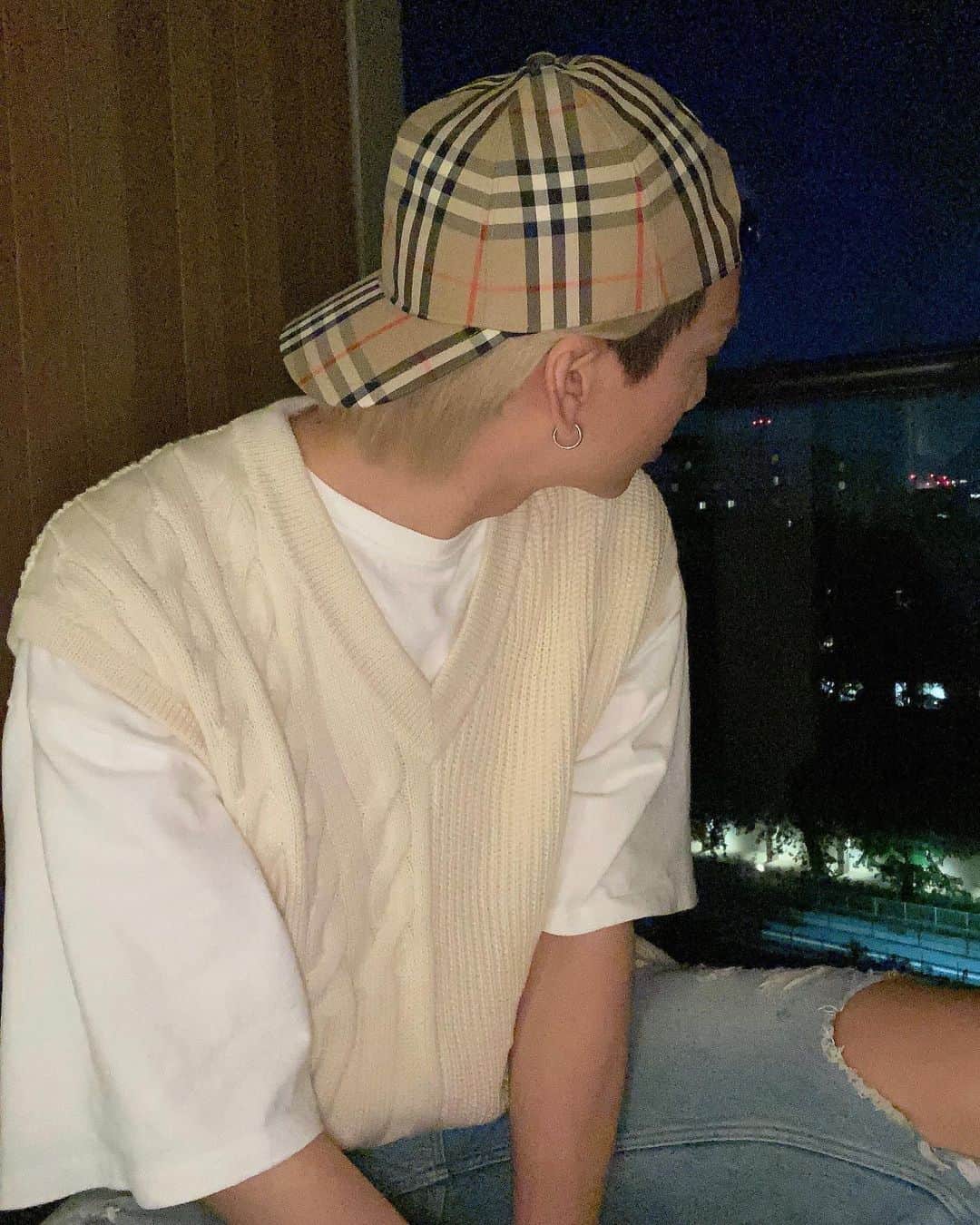 石黒慎太郎のインスタグラム：「黒が好きすぎて黒ばっか着てたんだけど最近は白とかベージュ着てます。ちょっとかっこつけさせてもらいました」