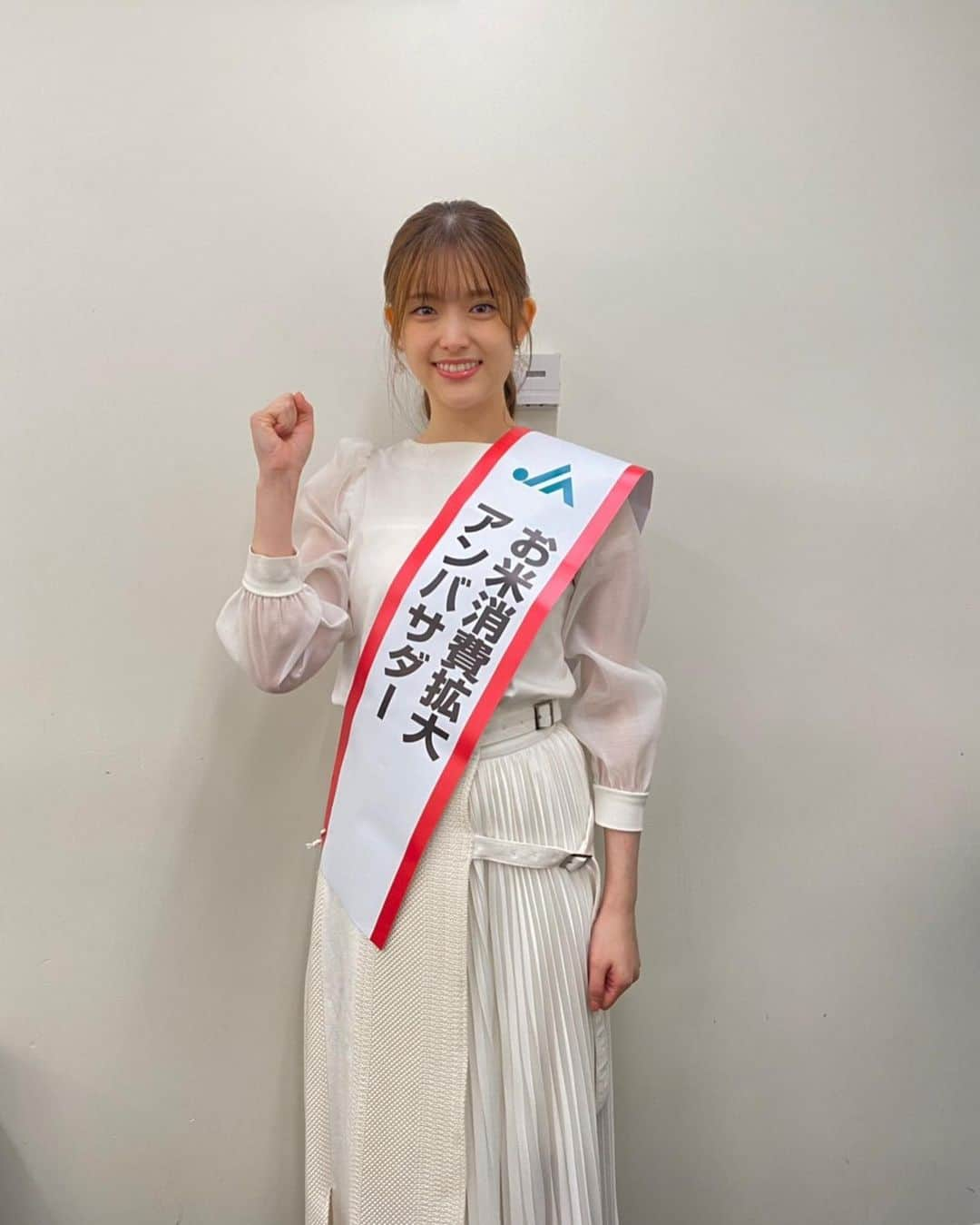 松村沙友理さんのインスタグラム写真 - (松村沙友理Instagram)「このたび "JAグループお米消費拡大アンバサダー"に 任命されました♡ 大好きな白米にはタンパク質、ビタミン、ミネラルなどの栄養素や 食物繊維がたっぷりで お米の糖質である"でんぷん"は 消化がゆっくりなので血糖値の上昇が穏やかで体脂肪になりにくい特徴があります🍎 低糖質ダイエットをされる方が多いですが お米は日本人にぴったりな食べ物！！ 抜くのではなく　 お米を中心におかずをバランスよく食べる♡ 食べたら体を動かす♡ 心も身体も満たされる健康習慣です♡  みなさんにお米の良さを 改めて感じてもらえるように アンバサダー頑張ります♪ アンバサダー！！  #お米おいしい #お米甘い #農家さんありがとうございます」9月25日 16時50分 - matsumura_sayuri_official