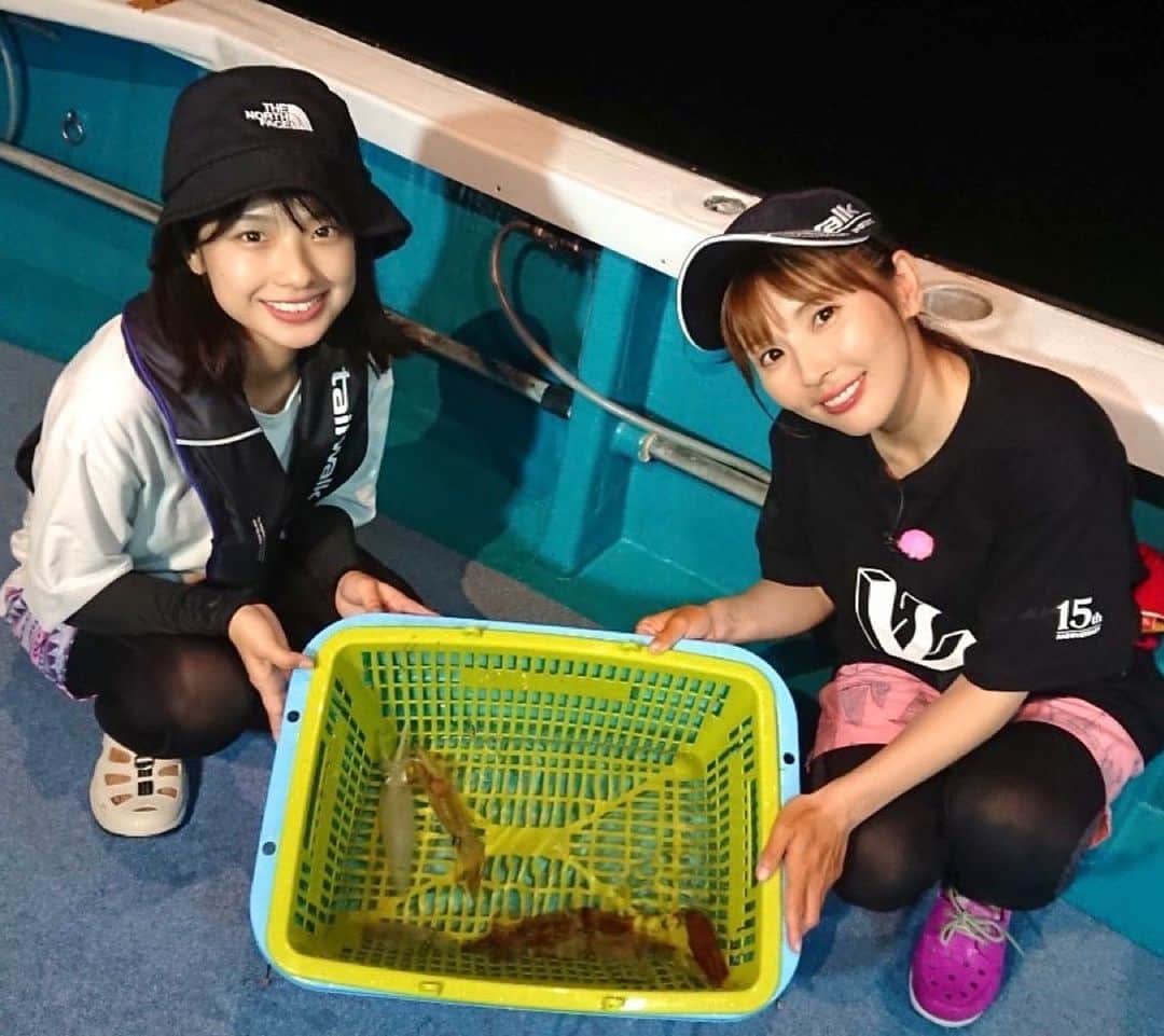 関西テレビ「釣りたガール！」のインスタグラム：「✔︎ あすカンテレでも放送❣️  前回に引き続き後輩育成企画、舘山アナが初めてのイカ釣りに  挑戦…  挑戦のはずが…  大試練🤣！🤣！🤣！  釣り人なら誰もが通る道ですが、なかなかハードだったようで…？？  先生役のなおちんが、ここぞとばかりに活躍してくれてます✨  「釣りたガール！濃いめ」白浜・代々丸の半夜イカメタル  9/26(日)朝5:15〜 カンテレです📺  たくさん釣れてます🦑  ぜひぜひお楽しみください〜🤗  #釣りたガール濃いめ #釣りたガール #舘山聖奈　アナ #カンテレ #井上直美　さん #なおちん #釣りビジョン #白浜 #代々丸 #イカメタル #可愛い子には旅をさせろ #この言葉通り #経験が人を強くする #成長が楽しみです #次回のロケも乞うご期待」