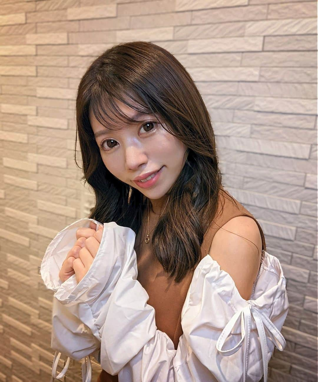 雨宮めるさんのインスタグラム写真 - (雨宮めるInstagram)「. 清楚系女子にイメチェン？  表参道の一軒家サロンに初来店 頭皮に優しいデトックスカラーで染めて貰ったよ  暗めカラーは新鮮だけど色味も艶感も気に入りました♡ 最近GETしたIPSAのピンク系コスメに合うのも良き 頭皮に優しいから罪悪感なく毎月染められるしね！  ちなみに長さは、予定外に切り過ぎ、、✂  #haircare #haircolor #haircut #ipsa #Garland #ヘアサロン表参道 #表参道ヘアサロン #デトックスカラー #小顔カットのプロ #garland美容室 #アットホームなサロン #アットホームな美容室 #セミロング #セミロングアレンジ #セミロングヘア #前髪命 #巻き髪 #巻きおろし #ヨシンモリ #リバース巻き #韓国っぽ #韓国ファッション #韓国っぽヘア #シースルーバング #清楚系女子 #あざと可愛い #あざとかわいい #上目遣い #リピ買いコスメ #イプサ  @garland_tokyo」9月25日 16時56分 - amamiya_melty