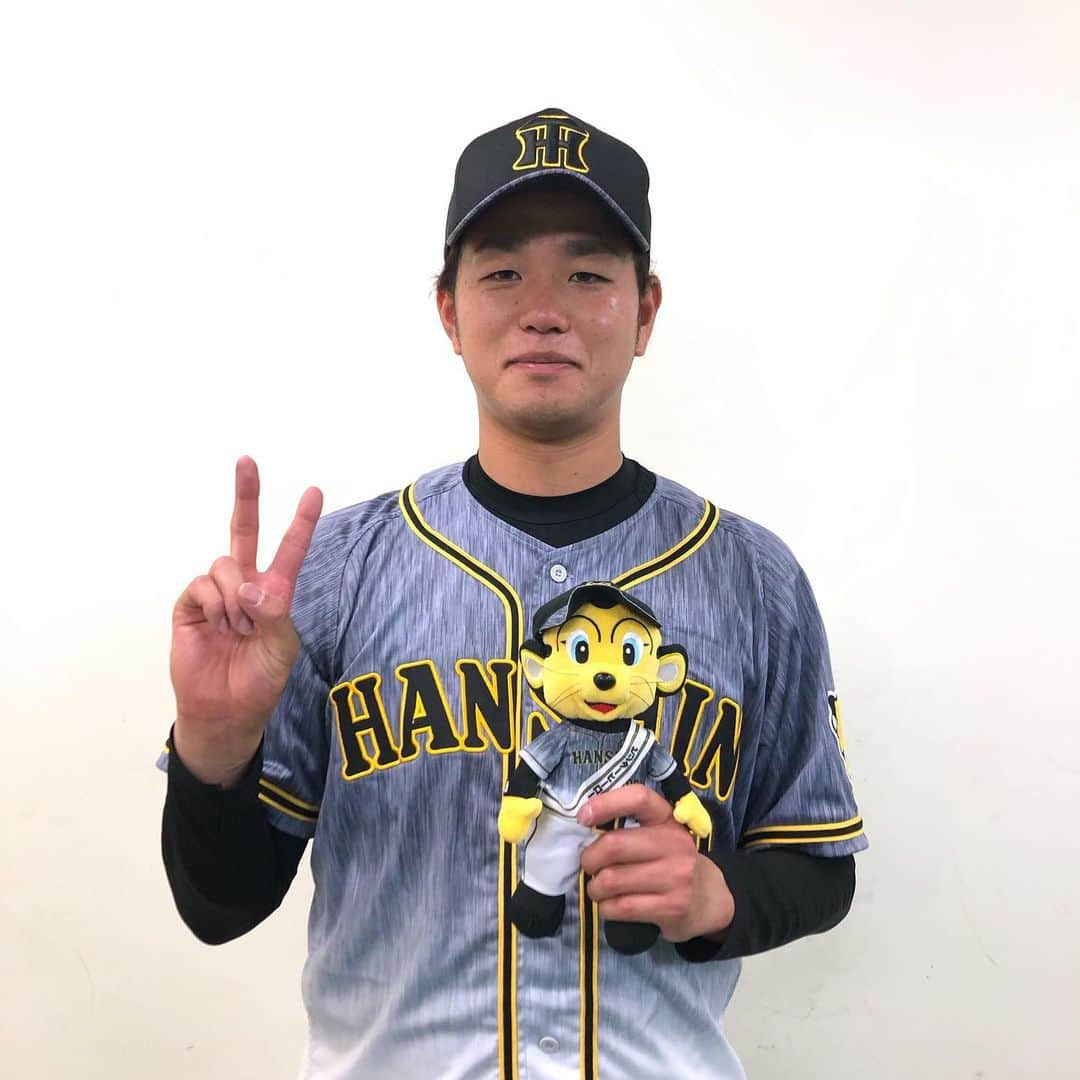 阪神タイガースさんのインスタグラム写真 - (阪神タイガースInstagram)「今日のヒーロー‼︎ プロ初完封で2勝目を挙げた髙橋選手です✨  #髙橋遥人 選手 #完封勝利 #今季2勝目 ✌️ #ナイスピッチング ✨✨ #今日のヒーロー #阪神タイガース  #伝統の一戦 #挑超頂」9月25日 17時05分 - hanshintigers_official