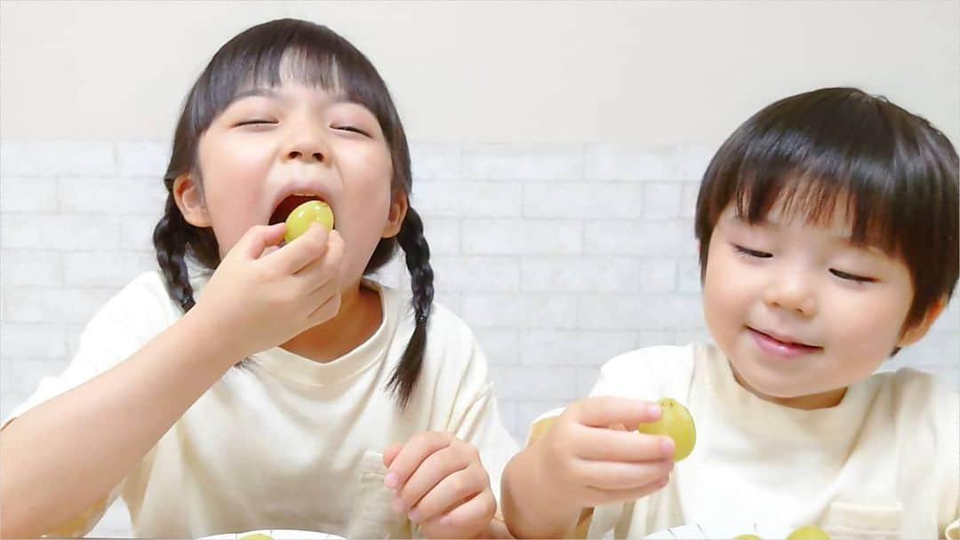 加藤柚凪さんのインスタグラム写真 - (加藤柚凪Instagram)「おやつのマスカット〜😋🍇💓 とってもあまくておいしかったよ🥰🎉 1つ1つのつぶが大きくて、かむとシャキ‼️シャキ‼️っていい音がきこえた😍🎶  #シャキシャキの #マスカット #ごちそうさまでした🤩✨ #加藤柚凪  #加藤矢紘   @yuzuna_kato」9月25日 17時18分 - yuzuna_nagase