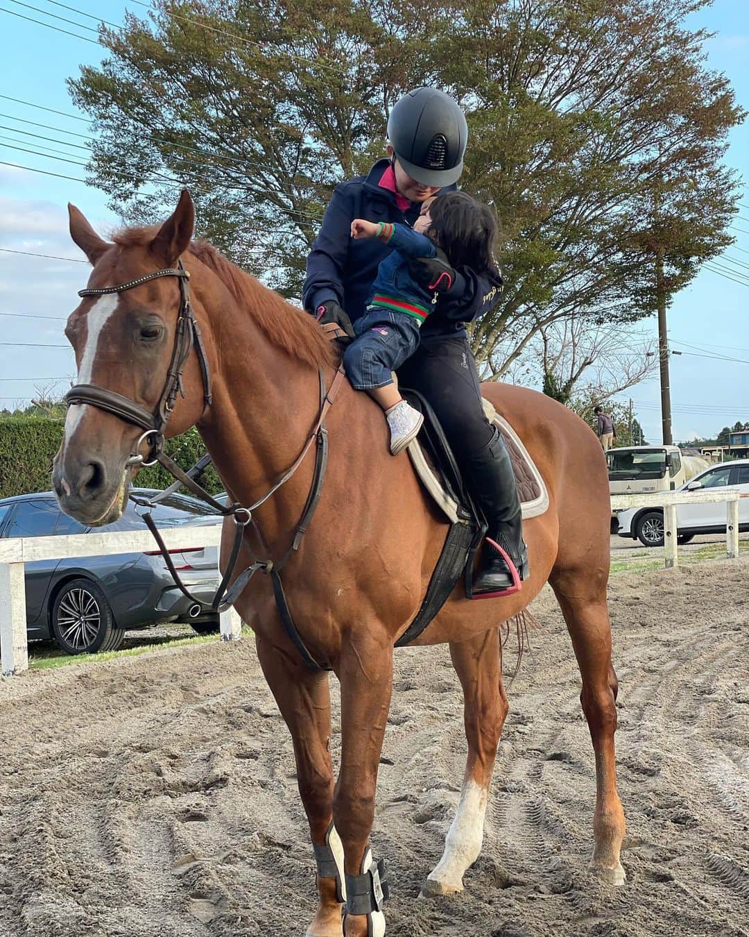 華原朋美さんのインスタグラム写真 - (華原朋美Instagram)「息子と一緒に初めての乗馬💕私の馬は息子が大きくなった時に乗れるように大切にされながら北総乗馬クラブにいます🐴⭐️忠義さん、そしてスタッフの皆さまありがとうございます🌸 #北総乗馬クラブ　#クラシック　#華原朋美　#乗馬　#障害馬術　#サイレントプライド」9月25日 17時40分 - tomomi_kakala