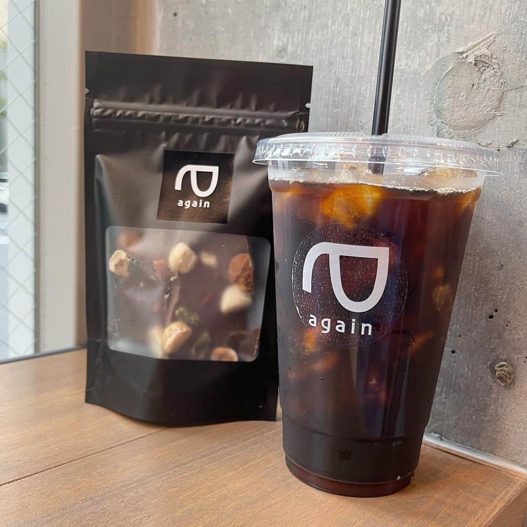 高木由梨奈のインスタグラム：「恵比寿で見つけてふらっと入ったお店☕️ ダイエット中の方にめちゃくちゃおすすめだから載せます〜💁‍♀️  砂糖不使用の低糖質のスイーツが充実したお店🍴 写真に写ってるのはホエイプロテイン入りのチョコ🍫 2枚目に成分表載せたんだけど素晴らしくないですか？🥺 チョコ以外にも低糖質クロワッサンとか色々あった😆💕 これは通ってしまう、、、コーヒーも美味しかった🤤  #ダイエット #低糖質スイーツ  #恵比寿カフェ #again」