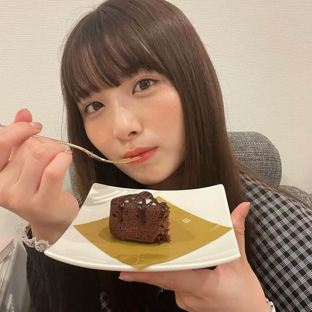 大和田南那さんのインスタグラム写真 - (大和田南那Instagram)「普段から食べている @akiko_lawson のウチカフェシリーズから 新しく発売される生ガトーショコラ🍫  ほろほろしっとりのほろ苦いチョコと なめらかなクリームの相性が絶妙ですごく美味しいんです。  バスチーに続く新作ということで とにかくクオリティが高くて おうちでカフェ気分を味わえるので、 「お茶しよ」が口癖のチョコレート大好きなママに差し入れしようと思います☺️☕️  #ローソン #生ガトーショコラ #ウチカフェ #ローソン生ガトーショコラ #ローソン生ガトーショコラ27日発売 #pr」9月25日 17時58分 - nanaowada_official