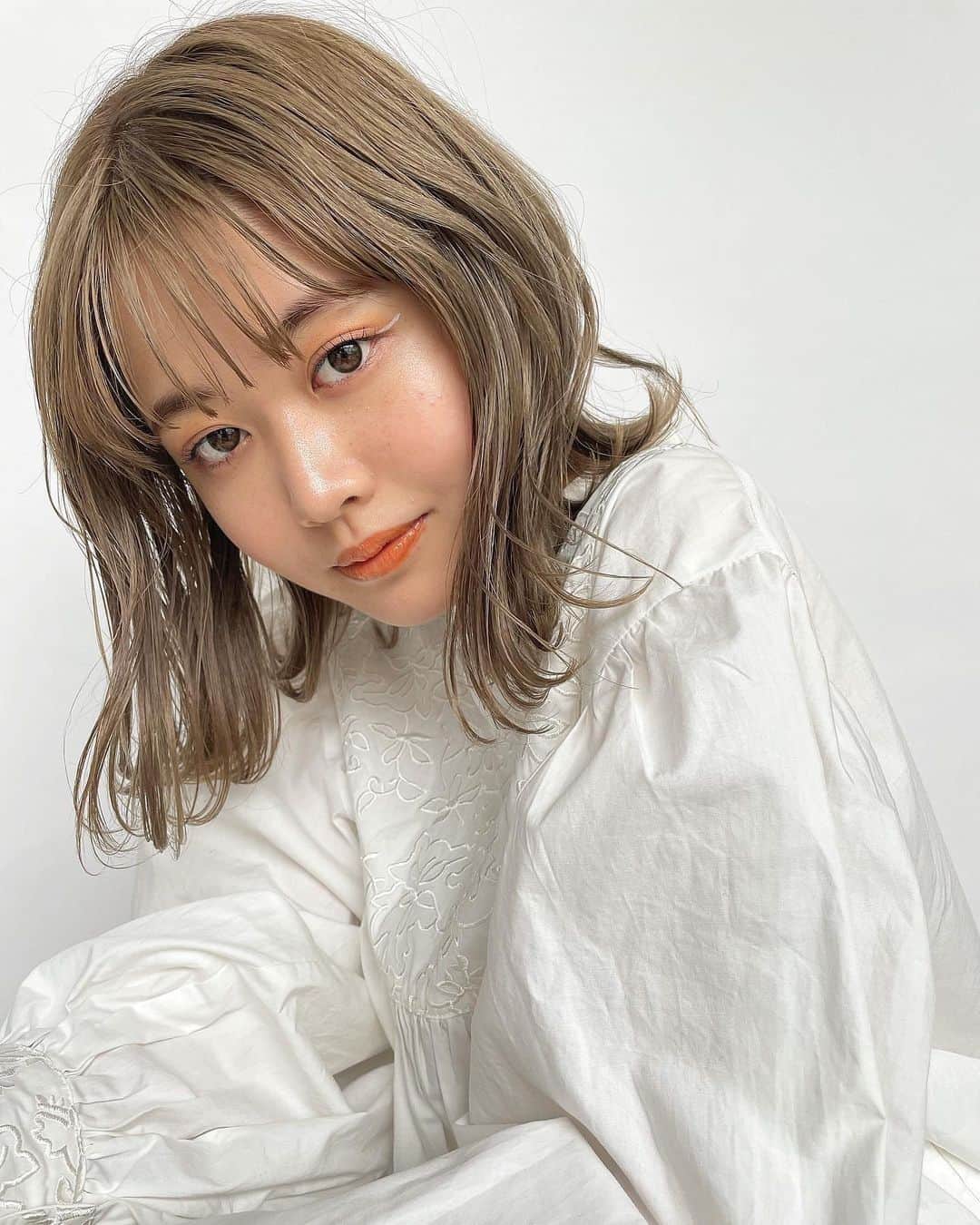 ホットペッパービューティー ヘア〈公式〉さんのインスタグラム写真 - (ホットペッパービューティー ヘア〈公式〉Instagram)「✔ミディアムレイヤー エアリーに弾むくびれが完成度を高める🧸 . . 📷photo by @0602_films_zuka . . ‥‥‥‥‥‥‥‥‥‥‥‥‥‥‥‥ 【ヘアスタイル募集✂】 #hpb_hair をつけていただいた投稿の中から、ピックアップして紹介します♪投稿お待ちしております♡ ‥‥‥‥‥‥‥‥‥‥‥‥‥‥‥‥ . . . #切りっぱなしミディアム #外ハネミディアム #外ハネボブ #切りっぱなし #切りっぱなしボブ #ミディアム #ミディアムボブ #ミディアムヘア #ロブ #外ハネ #ヘーゼルベージュ #ベージュカラー #オリーブグレージュ #オリーブベージュ #ブラウンベージュ #ミルクティーベージュ #アッシュカラー #アッシュグレー #アッシュグレージュ #アッシュベージュ #グレージュ #シアーカラー #シースルーバング #トレンドカラー #トレンドヘア #ヘア #髪型 #ホットペッパービューティー #hotpepperbeauty」9月25日 18時00分 - hotpepperbeauty_hair