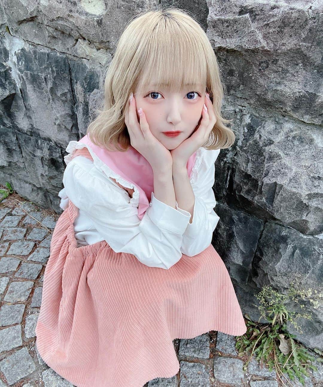 ねこあれのインスタグラム：「ほっかいどうちやん  ･   #ヘアアレンジ  #カラコン  #インナーカラー  #派手髪女子  #量産型コーデ  #地雷女  #アーマーリング  #ピアス女子  #ゲーム女子  #派手髪  #派手髪女子  #ショートヘア  #地雷女  #アイドル  #メンヘラ  #地下アイドル  #ボブ  #ハイトーンボブ  #ピープス女子  #ストリート系女子  #自撮り女子 #ハイトーンカラー #金髪ショート #脚フェチ #白髪」