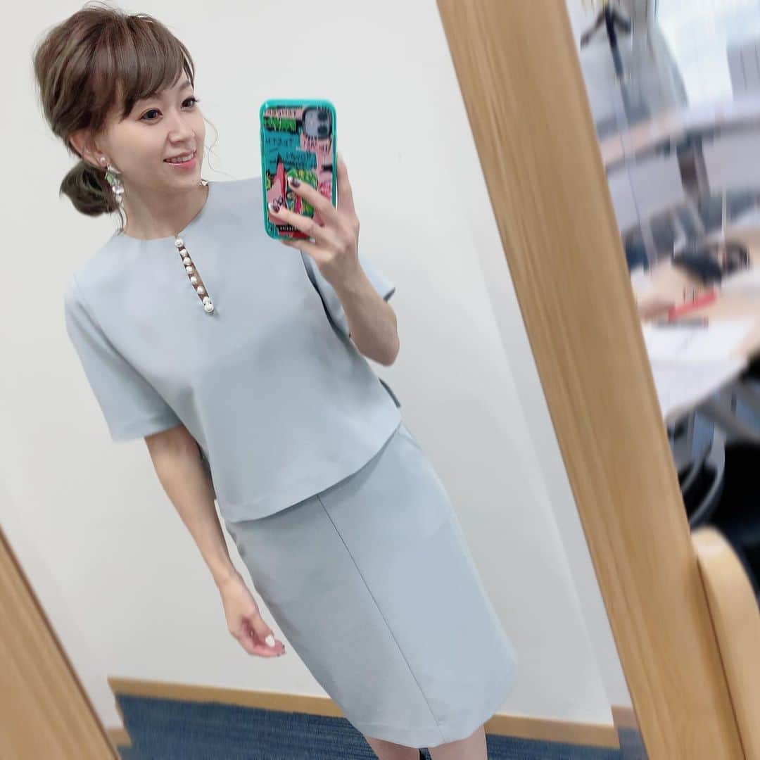 岡部玲子のインスタグラム：「本日の衣装とヘアアレンジ✨  Coquette Anna(@coquetteanna_official )さんのセットアップ✨ 爽やなブルーと胸元のパールが上品で素敵🥺 カチッとしながらも女性らしさが詰まっていているデザインですよね🥺 ROOM(@roomx601 )さんのイヤリングも爽やかなリーフ🍃でしたよ☺️ 個性的なデザインで存在感があるアクセサリーばかりなのに良心的なお値段も魅力🥺  ヘアアレンジはふわっとアップにして頂きました✨ このサイドのふわふわ後れ毛も絶妙ですよね🥺  今日も感謝です🙏✨  5枚目はおまけの私服😁 ゆるりワッフルカーディガンでした😊  いやー 今日はお隣の吉原さんと共に 🏇だいぶ楽しめましたよ😁  中京7レースと中山最終の三連複ゲットで  #珍しくプラス  ✌️🥺  明日に繋がったーっ‼️  明日もいい日にしたい😂  皆様もハッピーな週末を👍  #岡部玲子 #タレント　#レポーター　#競馬キャスター　#生放送　#生中継　#競馬中継　#衣装　#ヘアアレンジ　#セットアップ　#vshow #hairarrange #makeup #🏇」