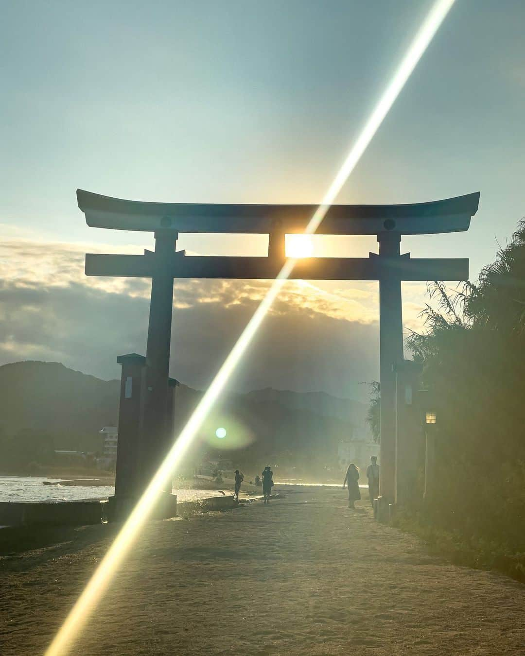 SHOCK EYEさんのインスタグラム写真 - (SHOCK EYEInstagram)「宮崎県にある青島神社⛩  こんなに素晴らしいロケーションの神社は本当に数少ない。  浜辺から直接境内に繋がるパワースポット。  どことなく湘南にも似た雰囲気で、落ち着くし、 海、太陽、森、夕陽、月と、自然の恵に囲まれた最高の時間でした。  最後に一緒に参拝したハンクンとも📸 しかも、一枚目、滅多に撮れないこの光！ めちゃくちゃすごくない？  #青島神社 #宮崎 #aoshimashrine #miyazakiprefecture #神話 #海幸山幸  #japantravel #japantrip #fujifilm #gfx100s #xs10 #beautifuldestinations #discoverjapan #discoverearth #voyaged #awesome_photographers #IamATraveler #wonderful_places #japanphoto #japanphotography #japan_of_insta #livingonearth #theglobewanderer #shrine #torii」9月25日 18時06分 - shockeye_official