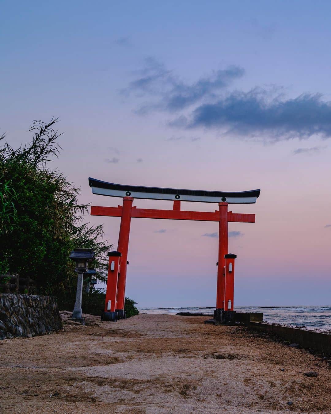 SHOCK EYEさんのインスタグラム写真 - (SHOCK EYEInstagram)「宮崎県にある青島神社⛩  こんなに素晴らしいロケーションの神社は本当に数少ない。  浜辺から直接境内に繋がるパワースポット。  どことなく湘南にも似た雰囲気で、落ち着くし、 海、太陽、森、夕陽、月と、自然の恵に囲まれた最高の時間でした。  最後に一緒に参拝したハンクンとも📸 しかも、一枚目、滅多に撮れないこの光！ めちゃくちゃすごくない？  #青島神社 #宮崎 #aoshimashrine #miyazakiprefecture #神話 #海幸山幸  #japantravel #japantrip #fujifilm #gfx100s #xs10 #beautifuldestinations #discoverjapan #discoverearth #voyaged #awesome_photographers #IamATraveler #wonderful_places #japanphoto #japanphotography #japan_of_insta #livingonearth #theglobewanderer #shrine #torii」9月25日 18時06分 - shockeye_official