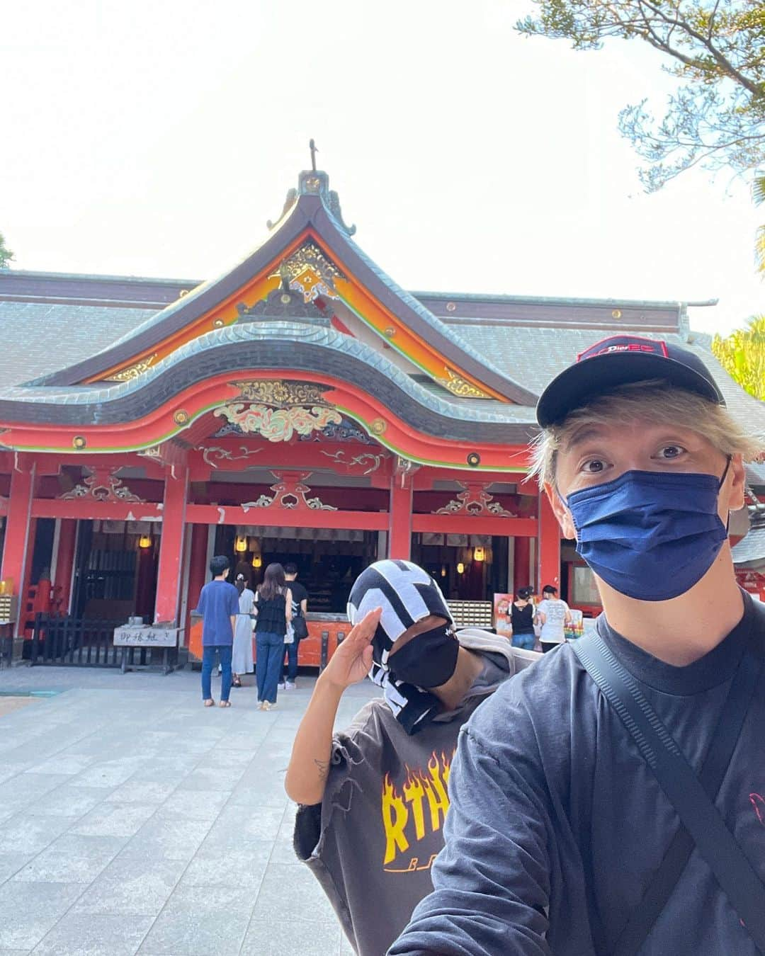 SHOCK EYEさんのインスタグラム写真 - (SHOCK EYEInstagram)「宮崎県にある青島神社⛩  こんなに素晴らしいロケーションの神社は本当に数少ない。  浜辺から直接境内に繋がるパワースポット。  どことなく湘南にも似た雰囲気で、落ち着くし、 海、太陽、森、夕陽、月と、自然の恵に囲まれた最高の時間でした。  最後に一緒に参拝したハンクンとも📸 しかも、一枚目、滅多に撮れないこの光！ めちゃくちゃすごくない？  #青島神社 #宮崎 #aoshimashrine #miyazakiprefecture #神話 #海幸山幸  #japantravel #japantrip #fujifilm #gfx100s #xs10 #beautifuldestinations #discoverjapan #discoverearth #voyaged #awesome_photographers #IamATraveler #wonderful_places #japanphoto #japanphotography #japan_of_insta #livingonearth #theglobewanderer #shrine #torii」9月25日 18時06分 - shockeye_official