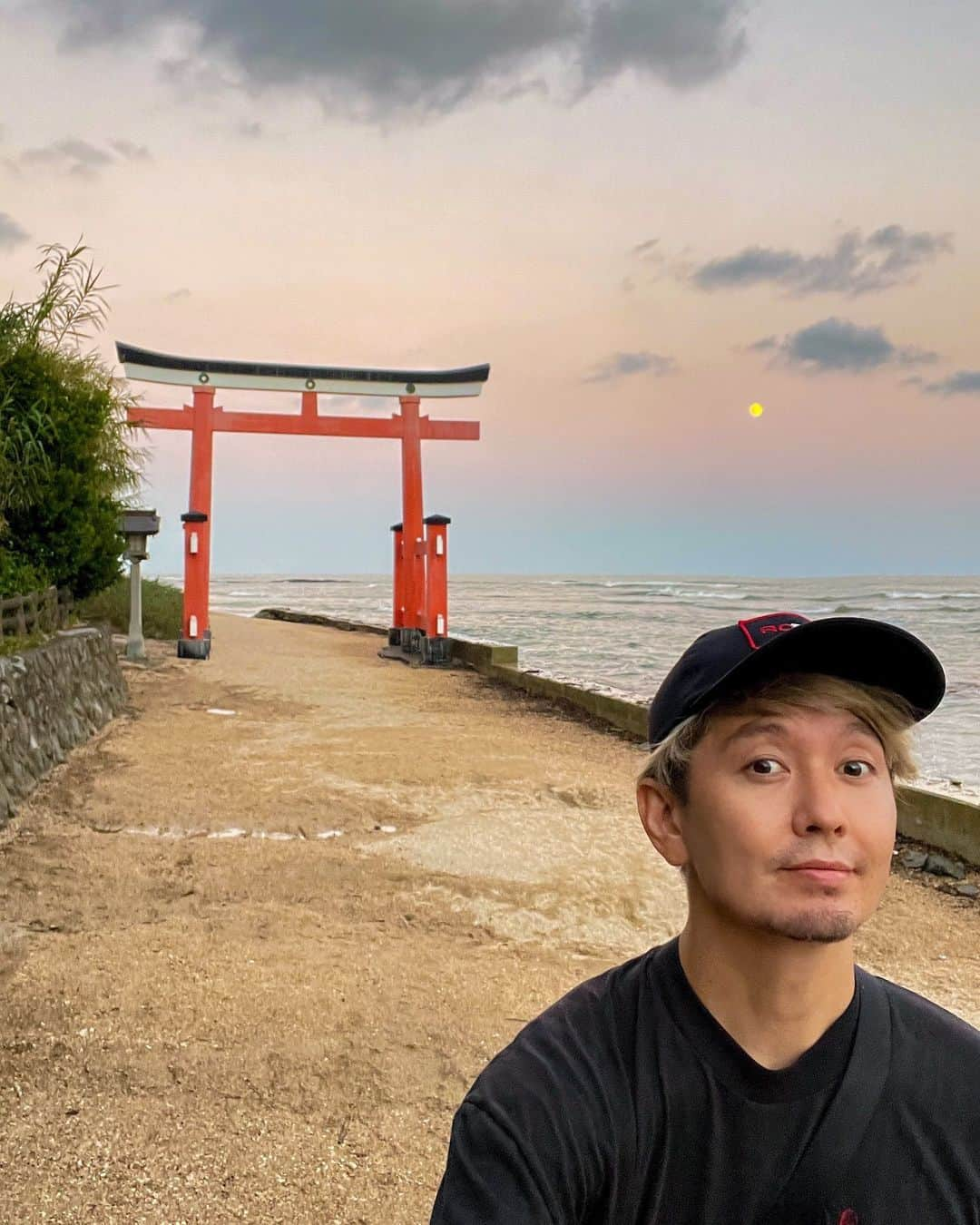 SHOCK EYEさんのインスタグラム写真 - (SHOCK EYEInstagram)「宮崎県にある青島神社⛩  こんなに素晴らしいロケーションの神社は本当に数少ない。  浜辺から直接境内に繋がるパワースポット。  どことなく湘南にも似た雰囲気で、落ち着くし、 海、太陽、森、夕陽、月と、自然の恵に囲まれた最高の時間でした。  最後に一緒に参拝したハンクンとも📸 しかも、一枚目、滅多に撮れないこの光！ めちゃくちゃすごくない？  #青島神社 #宮崎 #aoshimashrine #miyazakiprefecture #神話 #海幸山幸  #japantravel #japantrip #fujifilm #gfx100s #xs10 #beautifuldestinations #discoverjapan #discoverearth #voyaged #awesome_photographers #IamATraveler #wonderful_places #japanphoto #japanphotography #japan_of_insta #livingonearth #theglobewanderer #shrine #torii」9月25日 18時06分 - shockeye_official