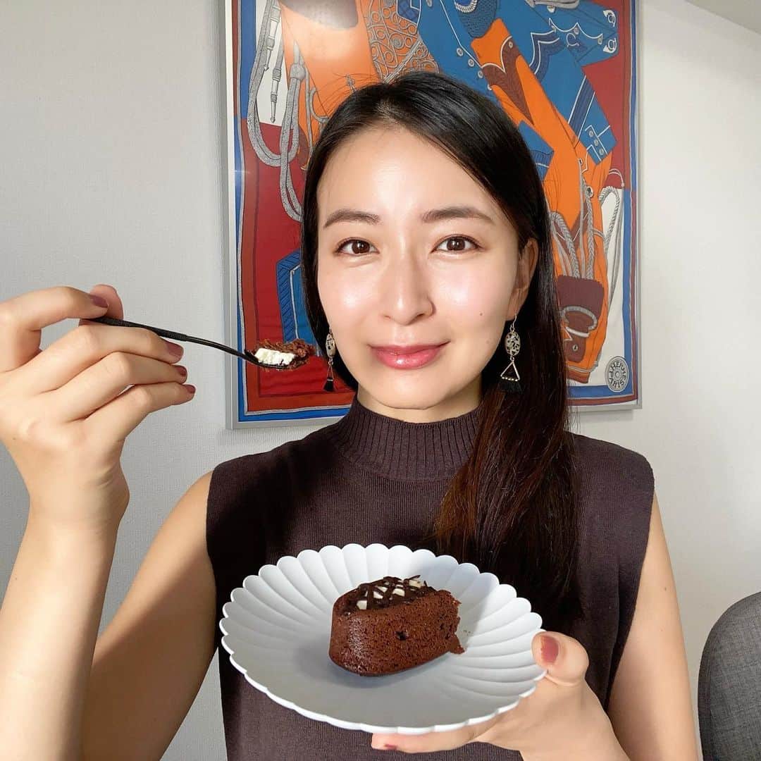 岩間恵のインスタグラム：「コンビニスイーツは食べますか？🍩  私はローソンのバスチーが好きなんだけど、同じ 開発者の方が作った生ガトーショコラを食べてみた🧁  ほろ苦いチョコレートとクリームが絶妙で コスパ最強のガトーショコラ...🤍 ここ最近ずっとおうちカフェが多いので 夫とふたりで美味しくいただきました🤤🤎  #ローソン #pr #生ガトーショコラ #ウチカフェ #ローソン生ガトーショコラ #ローソン生ガトーショコラ27日発売」