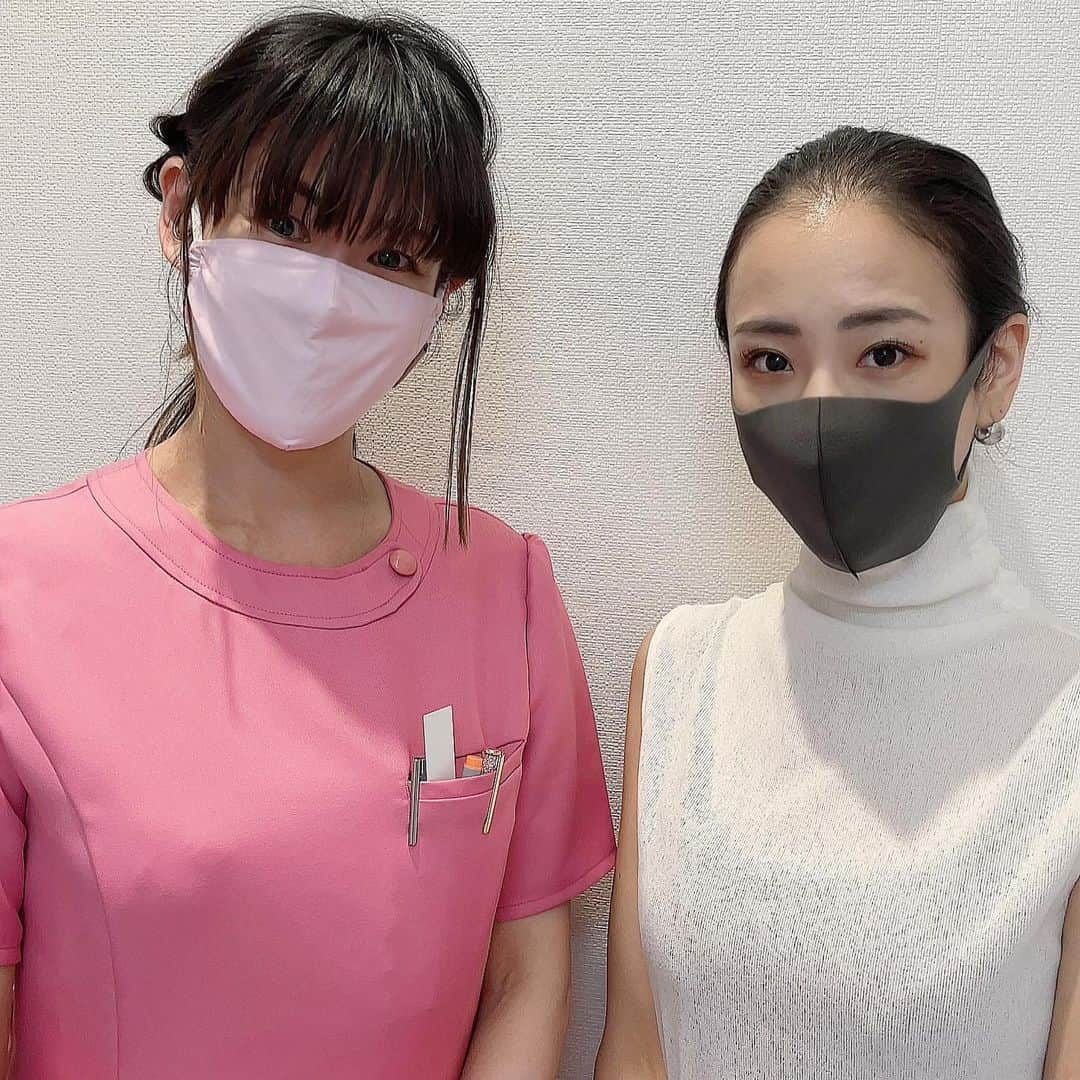 高野晴香さんのインスタグラム写真 - (高野晴香Instagram)「. . だいぶくすみもとれて 肌艶プルプルなってきたので 一旦ヴェルベットスキンお休みして . 今回からフォトフェイシャルに 切り替えました❤︎ . シミそばかすがほくろみたいに黒くなった😂 これ1週間くらいでポロってとれてくれるみたい♪  今回は 湘南美容クリニック　阿部野院の @yuka_takeda_sbc 先生が担当してくださり いろいろヒアリングしてくださって 今回もしっかりカウンセリングしてもらい 今のお肌にあった提案してくださるので 安心でした♪♪  ここから5回くらいは 一旦フォト当てて見まーす♪  @sbcbeauty_official @sbc_abeno_  #最安値と言えばSBC湘南美容クリニック #ダーマペンと言えばSBC湘南美容クリニック #美容整形と言えばSBC湘南美容クリニック #SBC湘南美容クリニック #SBC湘南美容クリニック心斎橋院 #湘南美容クリニック #湘南美容外科 #美容皮膚科 #美容医療 #小顔 #毛穴 #美容クリニック #美容整形 #pr#フォトフェイシャル#アンチエイジング」9月25日 18時17分 - haruka_0203_