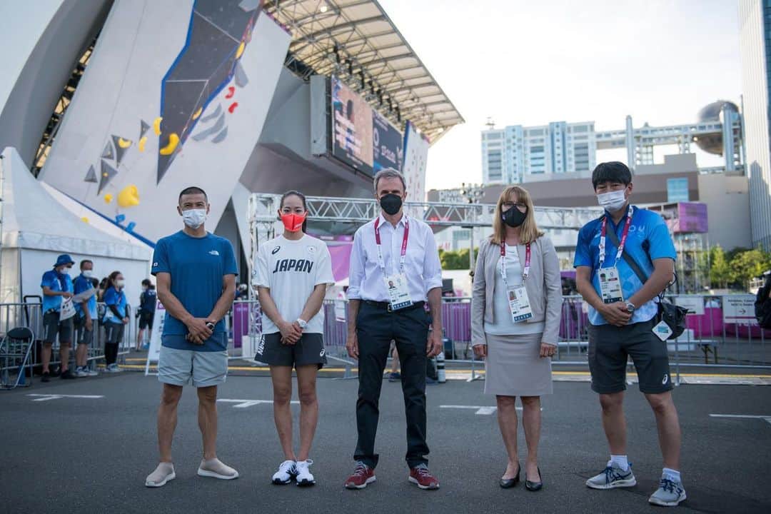 野口啓代のインスタグラム：「I received 2 precious photos.  Those were taken in 2015 and 2021, a photo of the beginning and a photo of one goal.  The same members are standing, but the place changed from the candidate venue of Olympic to the real Olympic venue. The members stood side by side, but stood in a mask and have a physical distancing.  I deeply appreciate for inviting me as a member of the presentations to the IOC and the Tokyo Organizing Committee of the Olympic Games at that time, and for giving me the important role of disseminating the appeal of climbing. I am proud to be able to work with them.  It's been six years, but I am grateful that the Tokyo Olympics were successfully held.  ———————————————————————————  とても貴重なお写真を頂きました。  2015年と2021年。 始まりの写真、そしてひとつのゴールを迎えた写真です。  同じメンバーが立っていますが、その背景はオリンピックのプレゼン会場からオリンピック会場へ。並んで撮った写真が、マスク姿にソーシャルディスタンス。  あの時わたしを、IOCと東京五輪組織委員会へのプレゼンのメンバーに加えていただき、そしてクライミングの魅力を発信するという大役を任せていただき本当にありがとうございます。  色々あった6年間でしたが、無事に東京オリンピックが開催出来たことに感謝しています。」