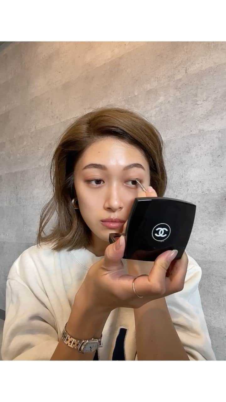 植松真理子のインスタグラム：「. NOファンデ、NOチーク マスク生活にあったメイクを💄  eye blow @integrate BR631  eye mascara @lenalevi_cosmetics    eye shadow @chanel.beauty  268  gloss @yslbeauty 205」