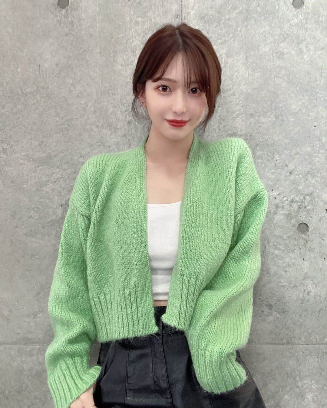 相楽優佳さんのインスタグラム写真 - (相楽優佳Instagram)「zaraニット💚 もみあげのちょろりん毛が重要なのっ ⁡ photo&styling @_tomo_shimi_  （↑日本で1番ナビヘア作るの上手いと思う🦋） ____ #zara #zaraニット #zara新作 #ニットコーデ #ビューティーコネクション銀座 #bcginza #ニットカーディガン #セミロング #セミロングヘア  #緑コーデ #韓国ヘア #韓国風ヘア #ヘアアレンジ #afloat #ナビヘア #ハンソヒ 風 #わかっていても」9月25日 19時12分 - yuka_sagara