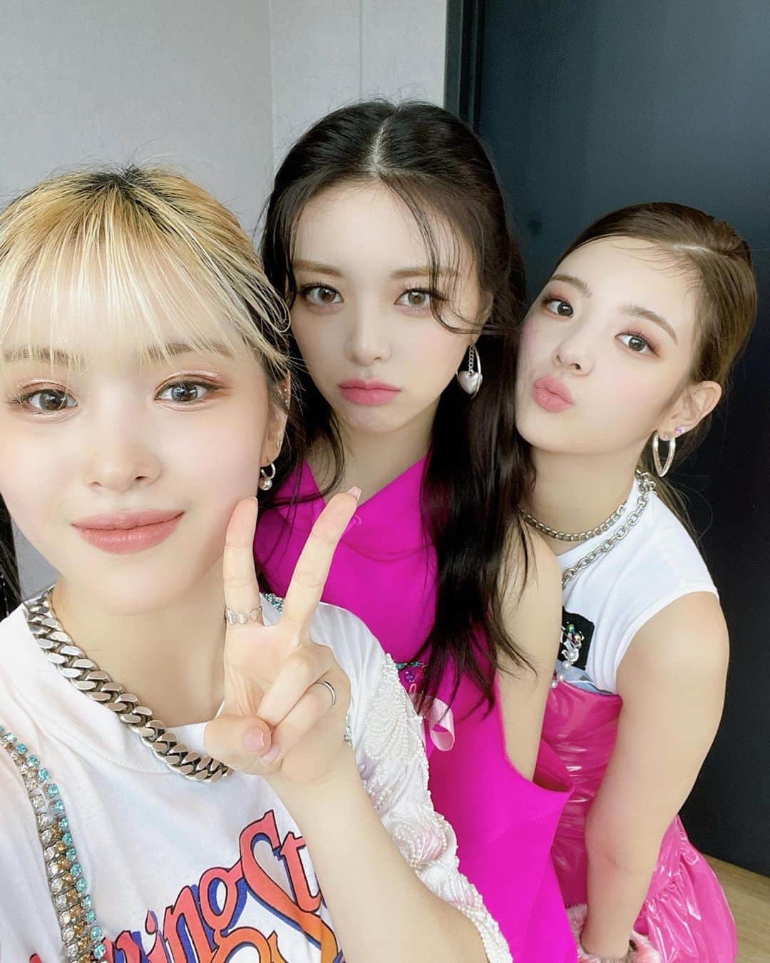 ITZYさんのインスタグラム写真 - (ITZYInstagram)「MIDZY라는 오아시스 찾은 ITZY💘 오늘도 ITZY에게 LOCO 했지?🥰  MIDZY is an Oasis for ITZY💘 Are you getting LOCO with ITZY today?🥰  💟 M/V https://youtu.be/MjCZfZfucEc 💟 ALBUM https://orcd.co/crazyinlove  #ITZY #있지 @ITZYofficial  #MIDZY #믿지 #CRAZYINLOVE #LOCO #ITZY_LOCO」9月25日 19時34分 - itzy.all.in.us