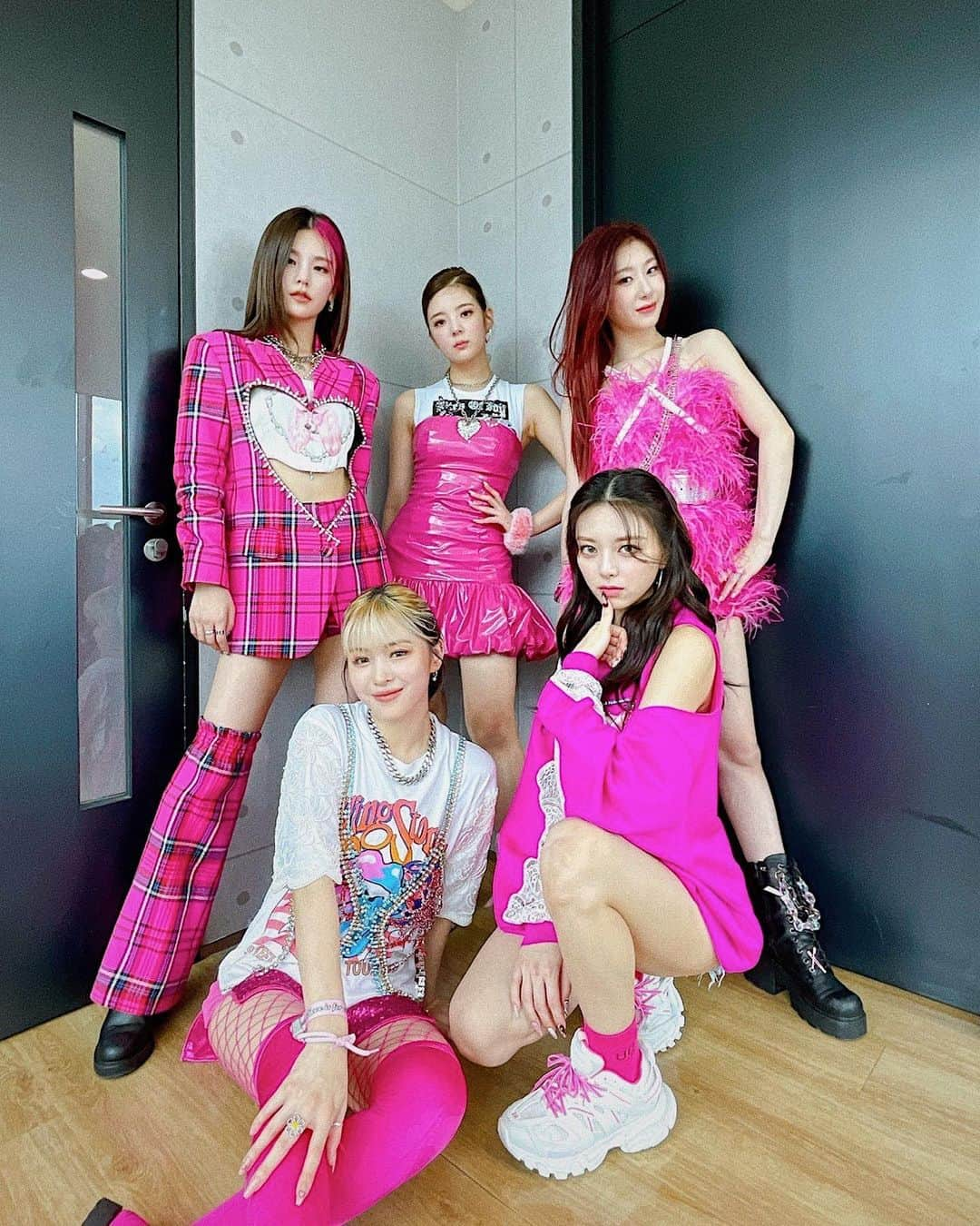 ITZYさんのインスタグラム写真 - (ITZYInstagram)「MIDZY라는 오아시스 찾은 ITZY💘 오늘도 ITZY에게 LOCO 했지?🥰  MIDZY is an Oasis for ITZY💘 Are you getting LOCO with ITZY today?🥰  💟 M/V https://youtu.be/MjCZfZfucEc 💟 ALBUM https://orcd.co/crazyinlove  #ITZY #있지 @ITZYofficial  #MIDZY #믿지 #CRAZYINLOVE #LOCO #ITZY_LOCO」9月25日 19時34分 - itzy.all.in.us