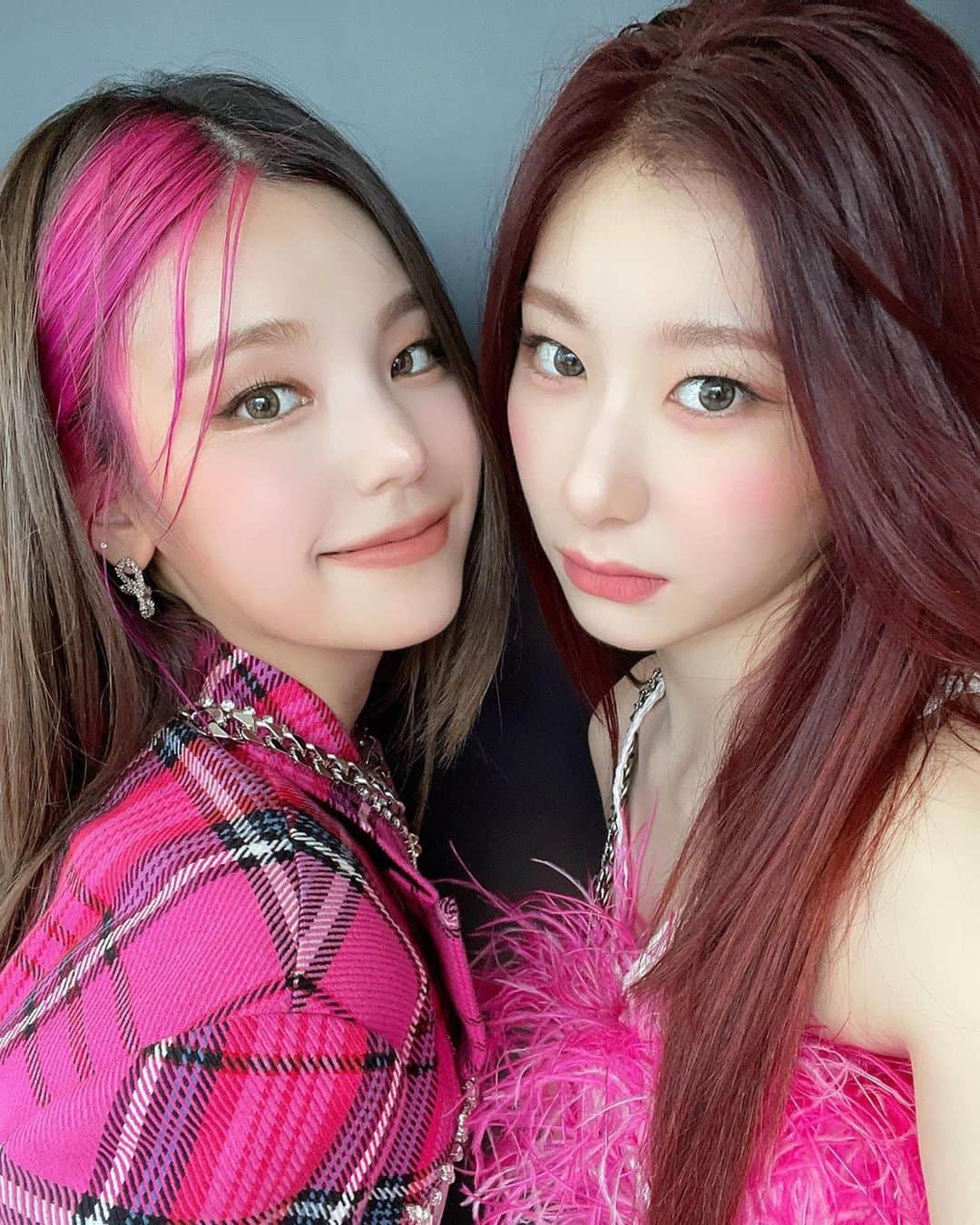 ITZYさんのインスタグラム写真 - (ITZYInstagram)「MIDZY라는 오아시스 찾은 ITZY💘 오늘도 ITZY에게 LOCO 했지?🥰  MIDZY is an Oasis for ITZY💘 Are you getting LOCO with ITZY today?🥰  💟 M/V https://youtu.be/MjCZfZfucEc 💟 ALBUM https://orcd.co/crazyinlove  #ITZY #있지 @ITZYofficial  #MIDZY #믿지 #CRAZYINLOVE #LOCO #ITZY_LOCO」9月25日 19時34分 - itzy.all.in.us