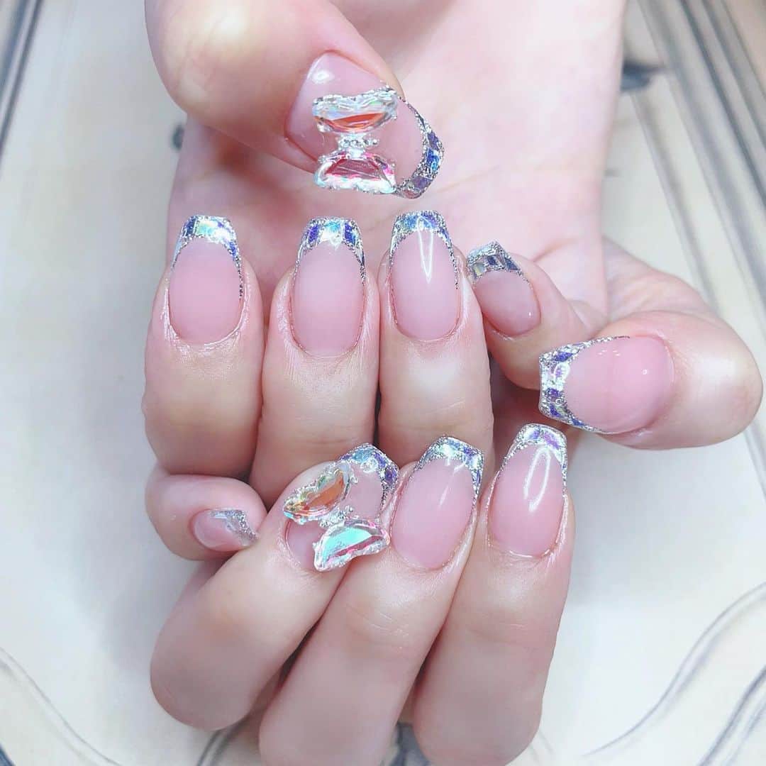 紗蘭のインスタグラム：「💎💕New Nail💕💎 今回は初のガラスフレンチに蝶々のパーツ乗せてキラキラちゃんに😚✨ ガラスフレンチ初めてやったけど可愛すぎる🥺💎💕 今回も大満足♥️KAIくんいつもありがとう🥰 #newnail #nail #ガラスフレンチ #ガラスフレンチネイル #pinkrosewindow」