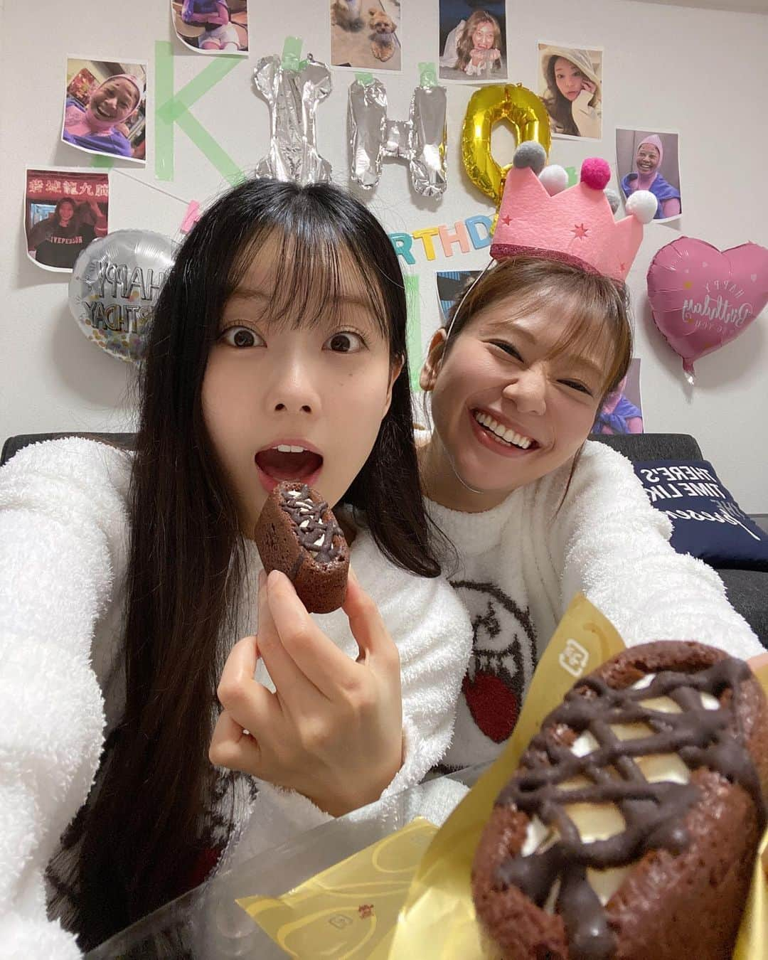 重盛さと美さんのインスタグラム写真 - (重盛さと美Instagram)「キポ太郎少し早いけどお誕生日おめでとう👦🏻🍰🍫💛✨✨ せっかく手作り💩ケーキ持って行ったのに、 その後食べた#ローソン の#生ガトーショコラ がうますぎた👊🤯💮💯 今のコンビニスイーツってこんな凄いの😳？ キポ太郎も大満足のご様子でした🦛💛🎉✨  #キポ太郎30歳 #最高の三十路へようこそ #健康には気をつけて楽しもうぜ #おうちバースデー#ウチカフェ#ad  #ローソン生ガトーショコラは27日発売 だそうです👏👏　 ✨ @akiko_lawson ✨」9月25日 20時05分 - satomi_shigemori