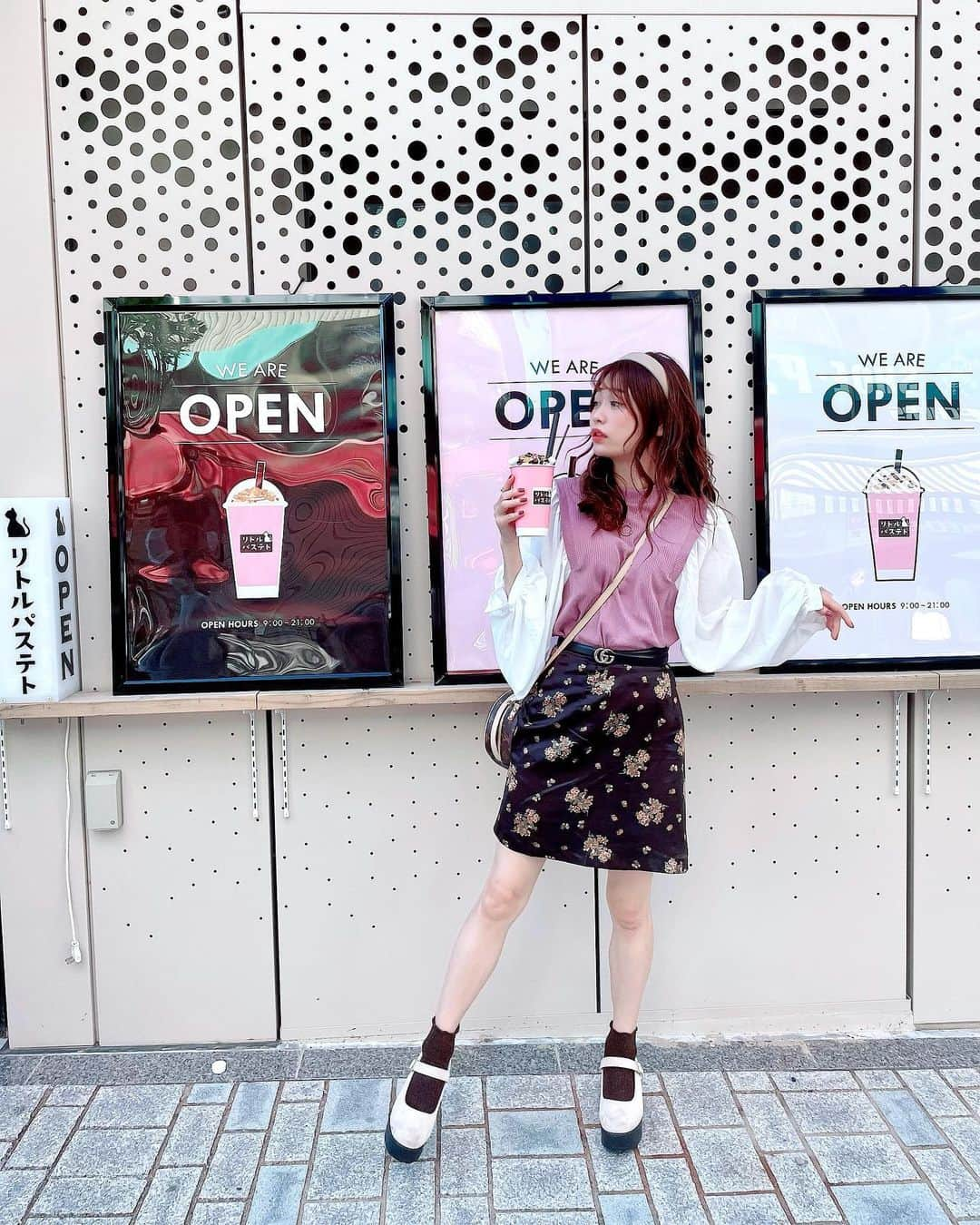 高橋里彩子さんのインスタグラム写真 - (高橋里彩子Instagram)「いろんなバージョンで撮ってみた♡ 髪型とか、ちょっとしたアイテムで雰囲気ってがらっと変わるんだぁ💓  だからコーデとかおしゃれって楽しいんだよねぇ🥰♥️♥️  このトップス本当に可愛いの🥰♥️ ⁡ ⁡ @momentplus.official  のなんだけど ⁡ レカットソーリブ×布帛ドッキングブラウス になっててふんわりボリュームスリーブが 可愛すぎるのぉぉ♡ ⁡ 他のカラーあったけど パープルが可愛くてパープルにした🥰💓 ⁡ ⁡ プチプラでこんな可愛いドッキングブラウスは 最高♥️ ⁡ ⁡ 他にもカラーあるよーぉ🥰 ⁡ ⁡ ⁡みんなはどれが好き？♡ ⁡ ⁡ #momentplus　#モーメントプラス #ブラウス #大人コーデ #大人可愛い #大人カジュアル #カジュアルコーデ #プチプラ #プチプラコーデ　#秋服コーデ#autumn #code #codenate #セットアップ #ニットコーデ #あざとい #あざとい系女子 #モテ髪 #ootd #fashion #ファッション #秋のコーデ #可愛くなりたい #女子力 #彼ウケ #モテ #モテる #女子会 #あざと可愛い #着回しコーデ」9月25日 20時07分 - konkonwanwan