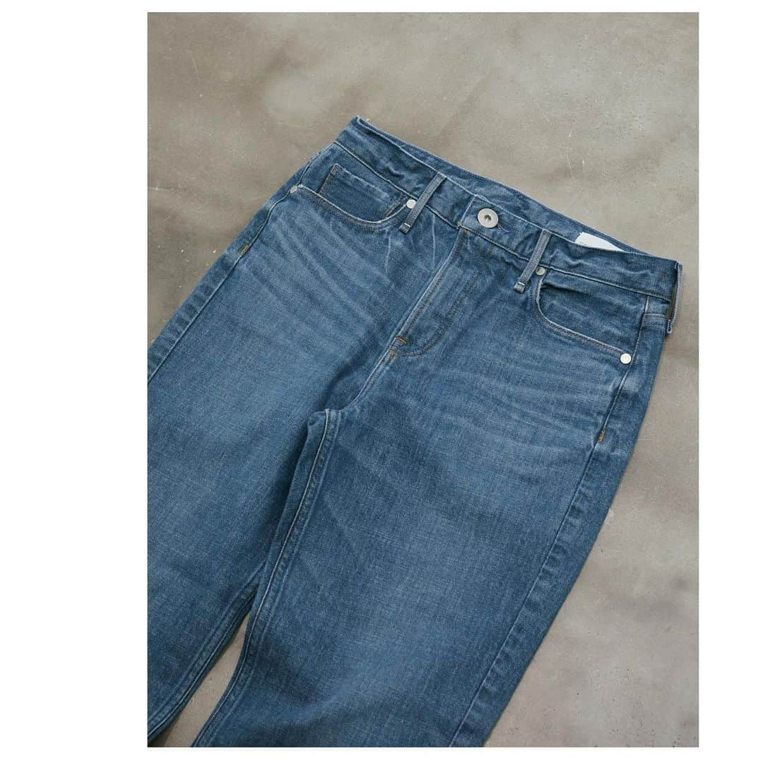 upper hights OFFICIALさんのインスタグラム写真 - (upper hights OFFICIALInstagram)「Naoko Okusa's ''DENIM DIARY'' 〜 Featured item in  Sep.〜   「ワードローブに取り入れたいアイテムの１つにデニムがあります。 定番だからこそデニムをアップデートしていくことが大切であると語るスタイリスト大草直子さん」 大草さんが新たに巡り合ったおすすめのデニムを日記のように更新していく連載企画。  ======================== upper hights【THE NINETY'S】 ========================  Style : 137336-ACD Color:ACID Size:21〜27 Price:25,300(in tax) ========================   エクリュのような繊細なトーンにも、アシッドカラーは最適。インディゴやブラックだと強すぎるときには、ぜひ、この絶妙なブルーに頼って♡ by Naoko Okusa  ========================  その他の商品情報や お取り扱い店舗につきましては 下記の代表窓口へお問い合わせくださいませ。 03-5728-8788 ======================== . . #denimdiary #着回し #連載  #デニムダイアリー @naokookusa #大草直子 さん #upperhights #new #denim #theninetys #デニムコーデ  #アッパーハイツ #デニム #アシッドカラー #テイパードデニム  #ootd #outfit #intheknowgl」9月25日 20時20分 - upperhights