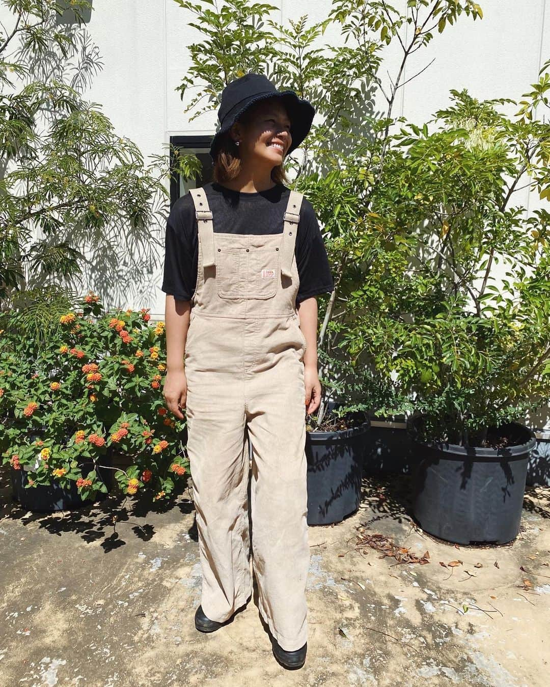 クロさんのインスタグラム写真 - (クロInstagram)「いつかのコーデ👖✨✨  コーデが凄まじく続きます😌 お付き合いいただけれればと🙏🏽🙏🏽🙏🏽 @classicalelf_official の「JAVAコーデュロイオーバーオール」2,999円（税込）  カジュアルアイテム&体型拾わない、若々しい服の王様👑✨✨ JAVAのオーバーオールのコーデュロイバージョンでっすぅ〜♩∗ ︎*ﾟ  冬でもあったか〜な保湿性のあるコーデュロイ記事☺️👏🏽👏🏽👏🏽 コーデュロイってなんだか、可愛らしい印象があって好きです…♡♡♡ こちらもユニセックスです！！！ JAVAコラボで、JAVAロゴもさりげなく入っててかわゆ☺️  #JAVA #ジャバ #骨格ストレート #アラサーコーデ #アラフォーコーデ #クラシカルエルフ #classicalelf #エルフコーデ #pr #ママコーデ #クロリサコーデ #大人コーデ #大人カジュアル #シンプルコーディネート #ニットコーデ #ママコーディネート #オトナカジュアル #パンツスタイル #キレイめカジュアル #きれいめファッション #高見えコーデ」9月25日 20時22分 - kuro_risa