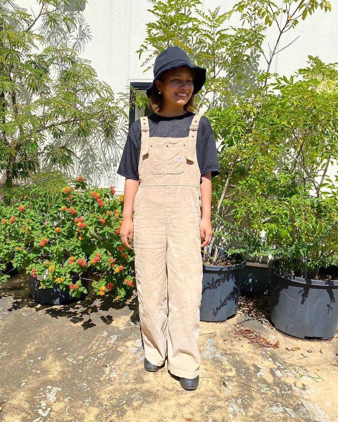 クロさんのインスタグラム写真 - (クロInstagram)「いつかのコーデ👖✨✨  コーデが凄まじく続きます😌 お付き合いいただけれればと🙏🏽🙏🏽🙏🏽 @classicalelf_official の「JAVAコーデュロイオーバーオール」2,999円（税込）  カジュアルアイテム&体型拾わない、若々しい服の王様👑✨✨ JAVAのオーバーオールのコーデュロイバージョンでっすぅ〜♩∗ ︎*ﾟ  冬でもあったか〜な保湿性のあるコーデュロイ記事☺️👏🏽👏🏽👏🏽 コーデュロイってなんだか、可愛らしい印象があって好きです…♡♡♡ こちらもユニセックスです！！！ JAVAコラボで、JAVAロゴもさりげなく入っててかわゆ☺️  #JAVA #ジャバ #骨格ストレート #アラサーコーデ #アラフォーコーデ #クラシカルエルフ #classicalelf #エルフコーデ #pr #ママコーデ #クロリサコーデ #大人コーデ #大人カジュアル #シンプルコーディネート #ニットコーデ #ママコーディネート #オトナカジュアル #パンツスタイル #キレイめカジュアル #きれいめファッション #高見えコーデ」9月25日 20時22分 - kuro_risa