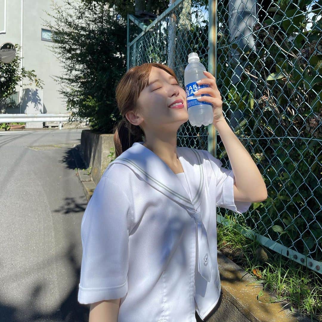 ひよんのインスタグラム：「👩‍🎓🏃‍♀️  #ひよん本 を見てくれた方はもう知ってると思うけど、 今回の本では色々なひよんを見せたい！ってことで、 昔に戻って学生になりました🤣💛  ひよんの学校はブレザーだったから、 憧れのセーラー服を着させて頂いたよ🤣✨ 頑張って昔のひよんに見えるように頑張ったから 本の中探してみてね☺️💓  #ひよん本」