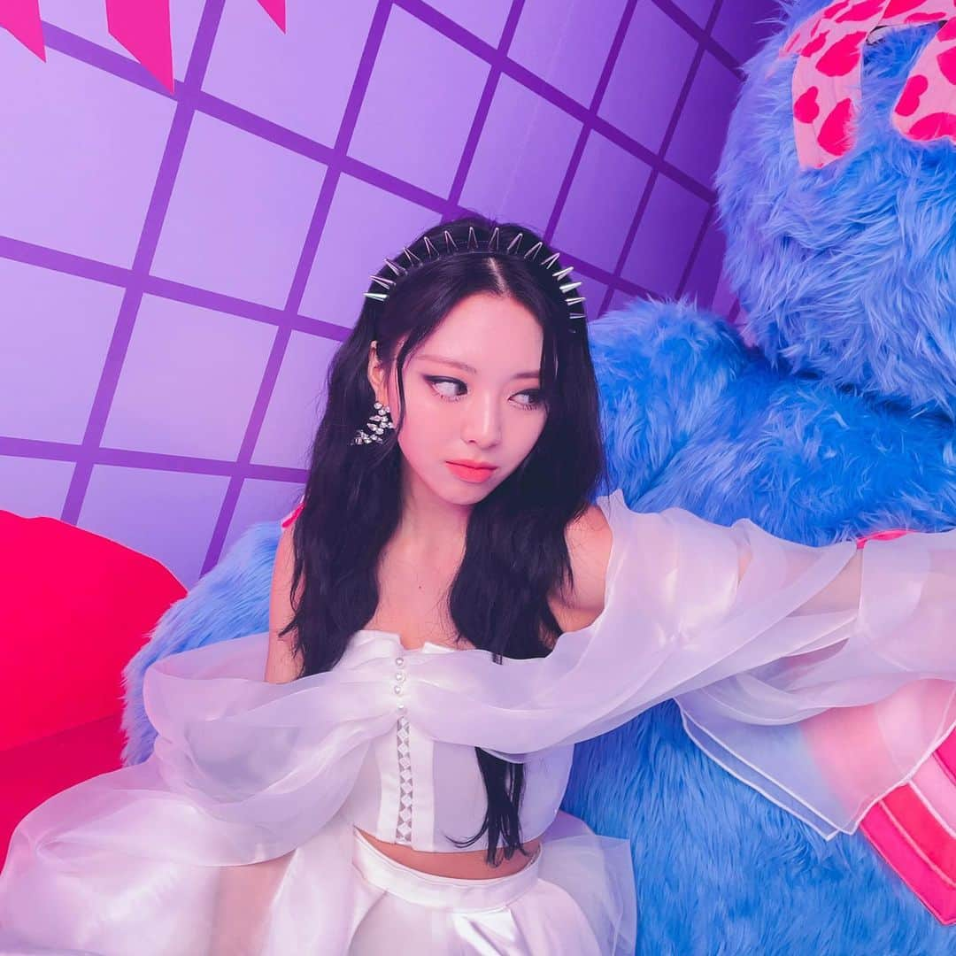 ITZYさんのインスタグラム写真 - (ITZYInstagram)「내친구거대토끼🐇」9月25日 20時25分 - itzy.all.in.us