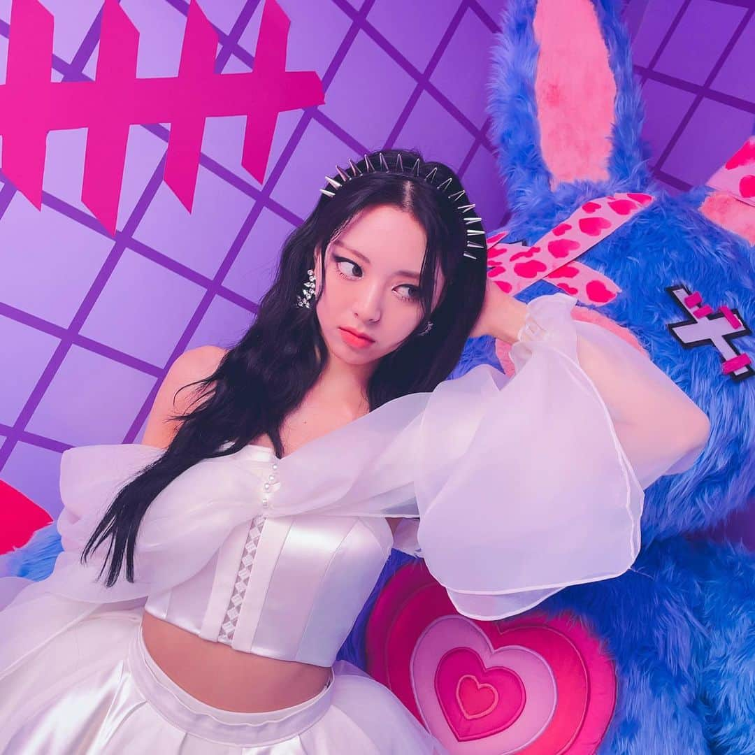 ITZYさんのインスタグラム写真 - (ITZYInstagram)「내친구거대토끼🐇」9月25日 20時25分 - itzy.all.in.us