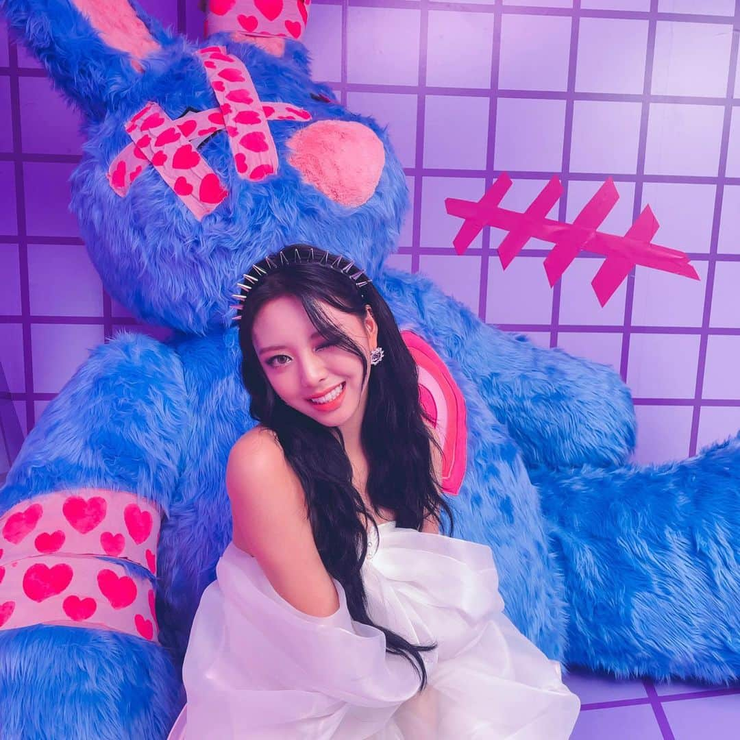 ITZYさんのインスタグラム写真 - (ITZYInstagram)「내친구거대토끼🐇」9月25日 20時25分 - itzy.all.in.us