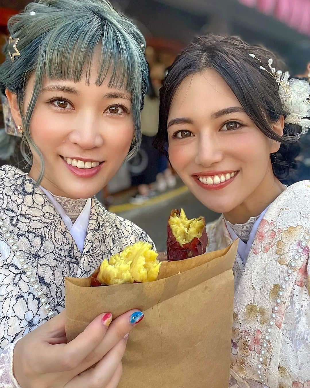 石井里奈さんのインスタグラム写真 - (石井里奈Instagram)「こんばんは💕 . 毎年おなつとシルバーウィークで夏休みをとって海外旅行とか行ってたんだけど今年は難しいので浅草で着物散策することに👘❤ アラサー最後に今流行りのレース着物を @kimonomiyabi さんでレンタルして初体験してきました✨ . 着物が全部レース！レースのインナー着たり、パールがついてたりどれも新鮮！ヘアアクセは猫耳やベレー帽まであったんだけど流石に髪飾りにしてお出かけ👘💕 . 普段やらないことをやる！ってなんかワクワクして楽しかったけど、写真を撮ってもやっぱり求めてたゆめ可愛い感は出ない大人たちでした(笑) . 私たちの好きな焼き芋とお団子たべて思いっきり笑って楽しい浅草散策になりました🥰❤ . 帰りは巣鴨でサウナ入って帰ったよ♨️ 来年の夏休みは旅行いけるといいね♡ 今日もお疲れ様でした✨ . #浅草 #浅草グルメ #asakusa #着物 #着物ヘア #浅草着物レンタル #着物レンタル #着物女子 #kimono #japanesefood #japanese #visitjapan #東京観光 #東京グルメ #kimonogirl #日本 #和装 #和装ヘア #レース着物 #焼き芋 #芋やす #浅草食べ歩き #浅草カフェ#浅草橋グルメ #きびだんご #ゆめかわいい #ゆめかわ #巣鴨 #サウナ #サウナ女子」9月25日 20時35分 - ri7tin1025