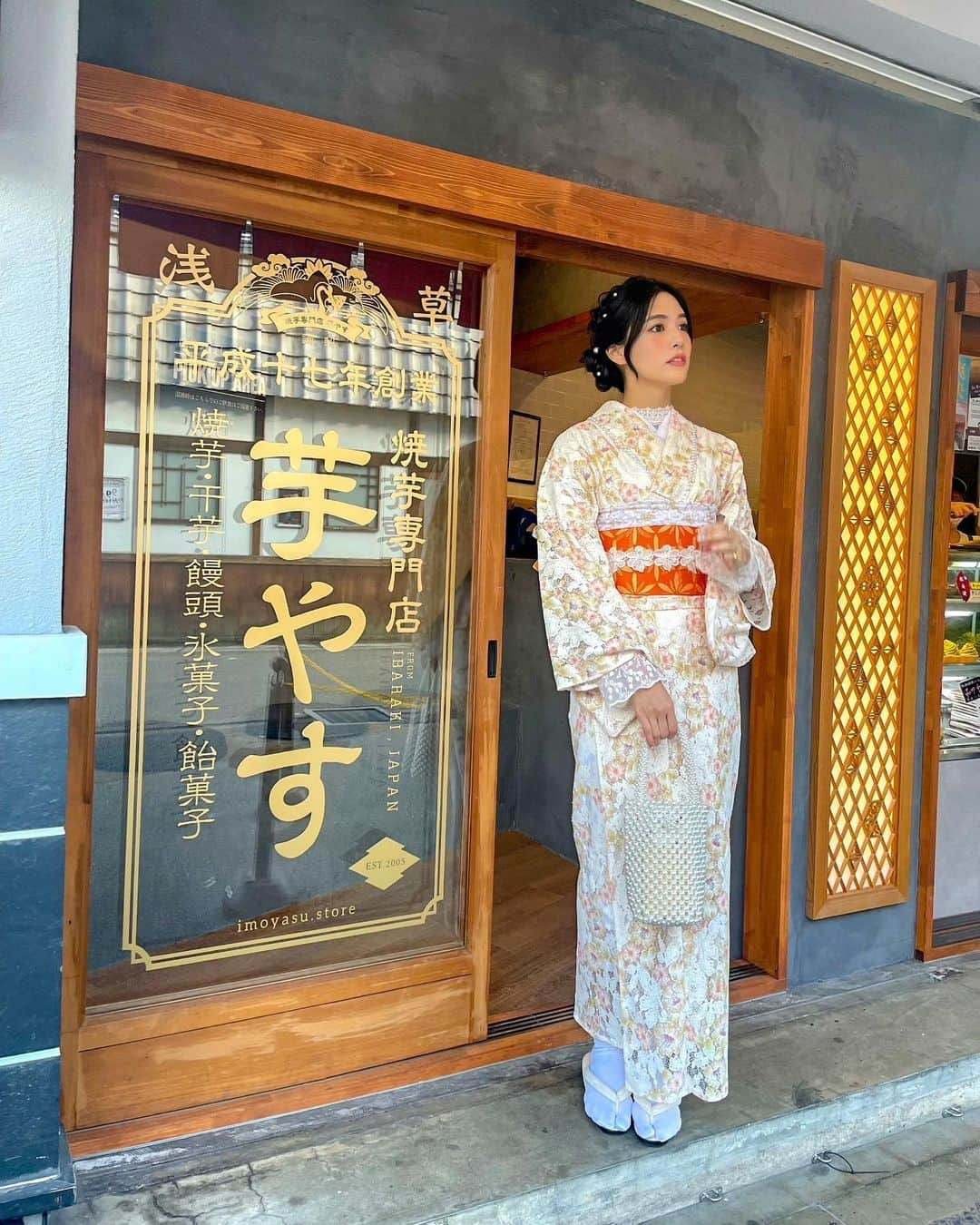 石井里奈さんのインスタグラム写真 - (石井里奈Instagram)「こんばんは💕 . 毎年おなつとシルバーウィークで夏休みをとって海外旅行とか行ってたんだけど今年は難しいので浅草で着物散策することに👘❤ アラサー最後に今流行りのレース着物を @kimonomiyabi さんでレンタルして初体験してきました✨ . 着物が全部レース！レースのインナー着たり、パールがついてたりどれも新鮮！ヘアアクセは猫耳やベレー帽まであったんだけど流石に髪飾りにしてお出かけ👘💕 . 普段やらないことをやる！ってなんかワクワクして楽しかったけど、写真を撮ってもやっぱり求めてたゆめ可愛い感は出ない大人たちでした(笑) . 私たちの好きな焼き芋とお団子たべて思いっきり笑って楽しい浅草散策になりました🥰❤ . 帰りは巣鴨でサウナ入って帰ったよ♨️ 来年の夏休みは旅行いけるといいね♡ 今日もお疲れ様でした✨ . #浅草 #浅草グルメ #asakusa #着物 #着物ヘア #浅草着物レンタル #着物レンタル #着物女子 #kimono #japanesefood #japanese #visitjapan #東京観光 #東京グルメ #kimonogirl #日本 #和装 #和装ヘア #レース着物 #焼き芋 #芋やす #浅草食べ歩き #浅草カフェ#浅草橋グルメ #きびだんご #ゆめかわいい #ゆめかわ #巣鴨 #サウナ #サウナ女子」9月25日 20時35分 - ri7tin1025