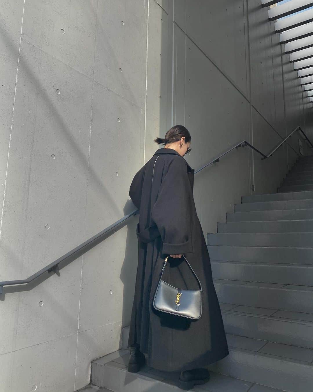 関本香里さんのインスタグラム写真 - (関本香里Instagram)「ㅤㅤ Raglan volume long coat 安定のブラックもやっぱりカッコいい🖤 ㅤㅤㅤ バックジップがより際立つ。 ㅤㅤㅤ 全色残り僅かとなってきております🙏 ㅤㅤㅤ #esio #coat #outer #fashion」9月25日 20時40分 - kaori_sekimoto_