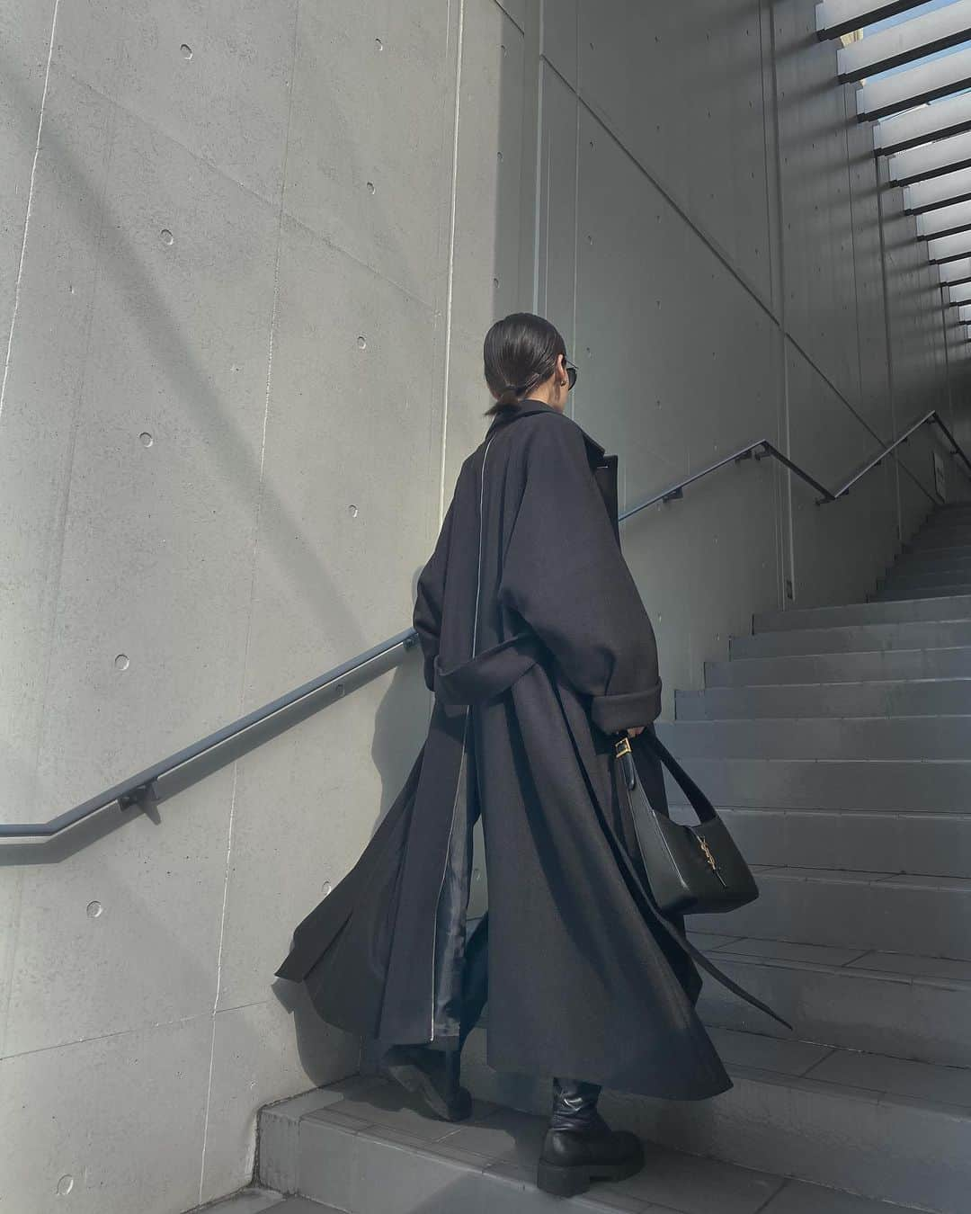 関本香里さんのインスタグラム写真 - (関本香里Instagram)「ㅤㅤ Raglan volume long coat 安定のブラックもやっぱりカッコいい🖤 ㅤㅤㅤ バックジップがより際立つ。 ㅤㅤㅤ 全色残り僅かとなってきております🙏 ㅤㅤㅤ #esio #coat #outer #fashion」9月25日 20時40分 - kaori_sekimoto_