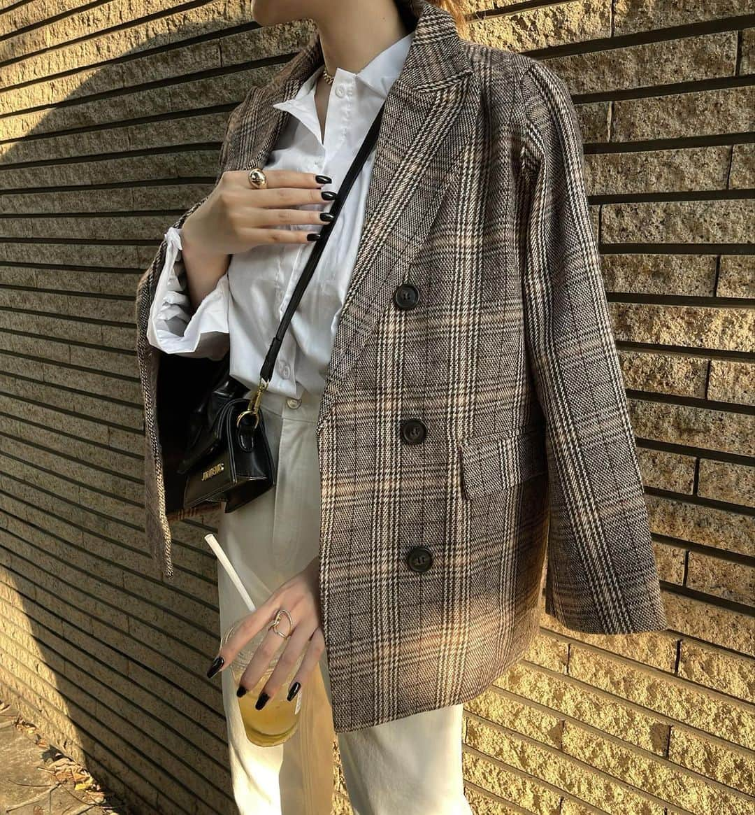 白倉あやさんのインスタグラム写真 - (白倉あやInstagram)「🍂  Tops Korea Pants #redone Jacket #fifth Bag #jaquemus Shoes #prada  #秋コーデ #fifthtl #フィフス#ootd @fifth_store #autmun #テーラードジャケット#フィフスタイル #denim #jacket」9月25日 20時51分 - shirakur_a