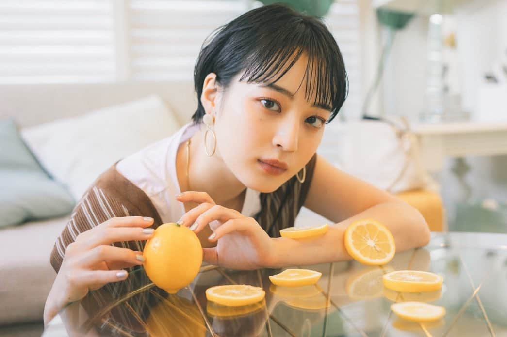 尾台彩香さんのインスタグラム写真 - (尾台彩香Instagram)「. . いちばん好きなフルーツはキウイです🥝 . #グレープフルーツ #レモン #fruits #セットアップ #スタジオ #サロモ #ポートレート #モデル #ショートヘア  #作品撮り #ファッション #オシャレ #メイク #撮影 #tokyo #hair #model #shooting #makeup #short #fashion #girls #instagood #photography #尾台彩香」9月25日 20時57分 - colorful0226