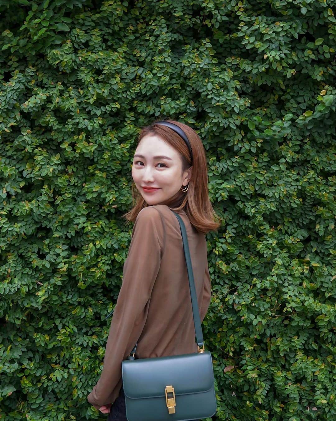岡田ユリエのインスタグラム：「最近服も小物もグリーンばっかり💚💚 久しぶりに一目惚れした👜 深い緑がたまらなくすき  金木犀の香りと秋の空気の匂いも好きだなぁ🍃」