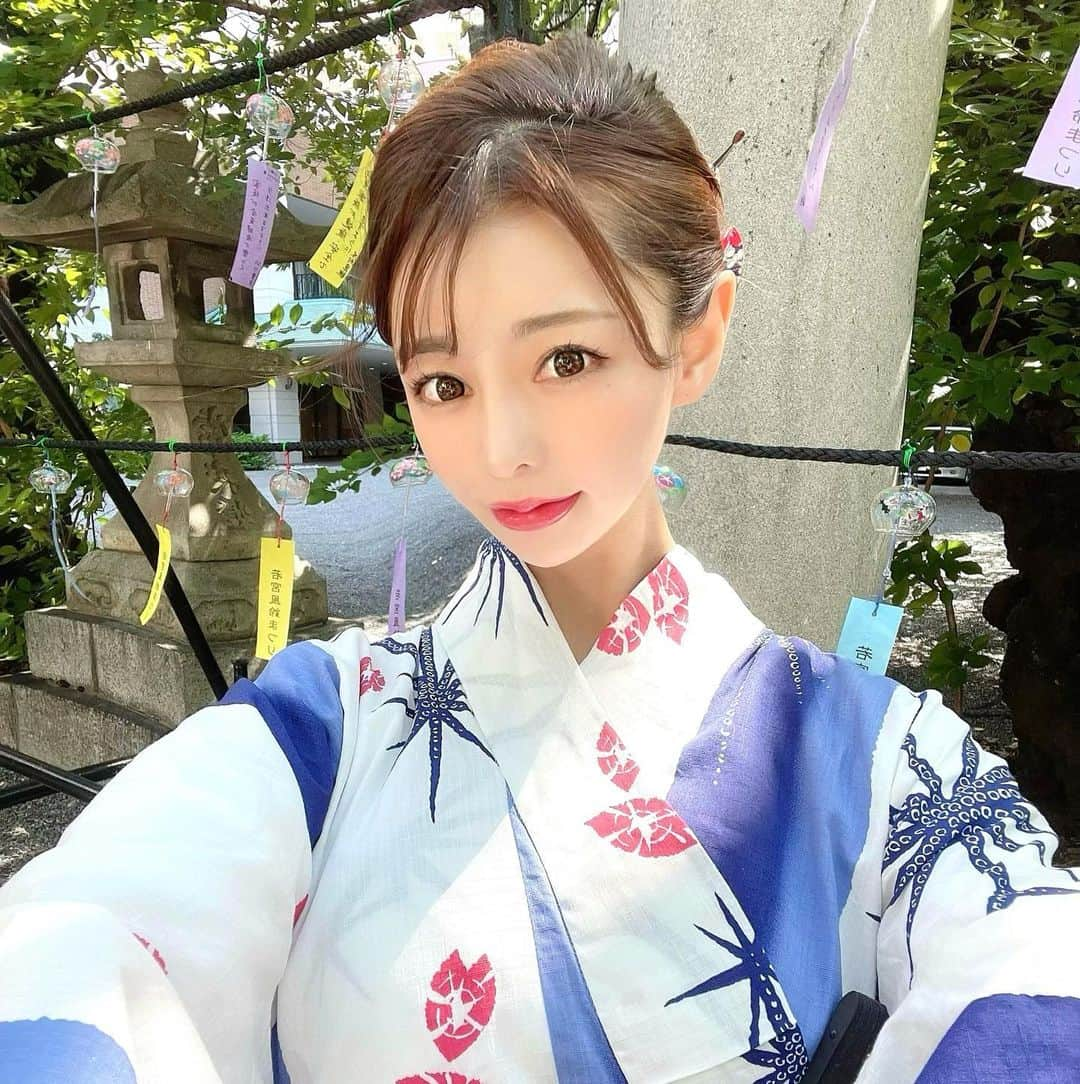 YURIさんのインスタグラム写真 - (YURIInstagram)「How do I look in a yukata?👘💕 I made a lot of summer memories this year🥰 I grateful for them ,but feel a little lonely🥲☀️ 、 、 、 今年もたくさん夏でした🎐 、 、 、 #kimono #yukata #summer2021 #insta_japan #jfashion #kawaiifashion #浴衣 #着物ヘア #千秋楽 #夏の想い出 #風鈴 #夏から秋へ #切ないね」9月25日 21時04分 - y.u.r.i_y.u.r.i_