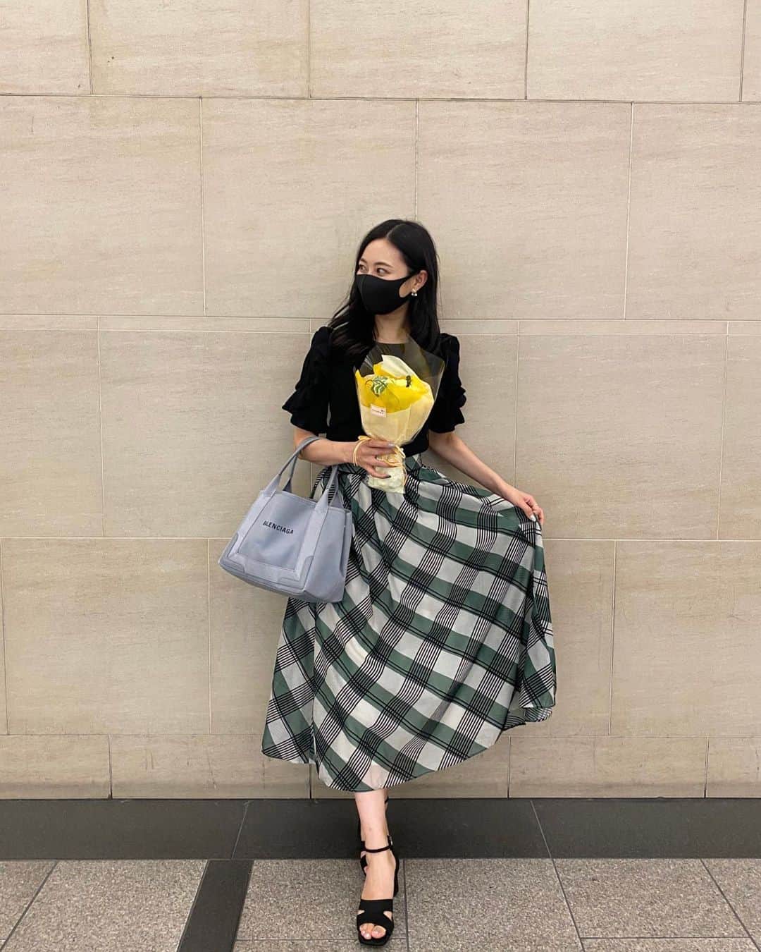 のインスタグラム：「@_misagram_ が、きゃわちいお花くれた💐嬉しくて幸でしか無かった♡ バイバイしたくなさすぎたってことをここで言っておく🤫  この日の服は、今の時期のスーパーお気に入り。とりま姫ポーズ。笑 いつもより鞄が大きめなんは、お勉強終わりやったから👜📚  足首の汚いのは蚊に刺された後だよ☆〜（ゝ。∂）この夏に狂ったように掻いちゃった☆〜（ゝ。∂）」