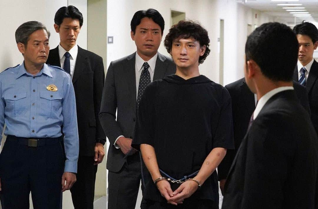 日本テレビ ドラマ「ボイス 110緊急指令室」さんのインスタグラム写真 - (日本テレビ ドラマ「ボイス 110緊急指令室」Instagram)「. ／ #ボイス2 今夜10時📺 最終回まで、あと１５分‼️ ＼  この後すぐ ついに最終回スタートです❗️  人の悪意を操る 久遠京介(#安藤政信)が 仕掛けた108個の爆弾💣  ボイス史上最大の事件に 樋口(#唐沢寿明) ひかり(#真木よう子)が 仲間達と総力戦で立ち向かう🔥  樋口の選択… そして迎える結末とは⁉️」9月25日 21時46分 - voice.ntv